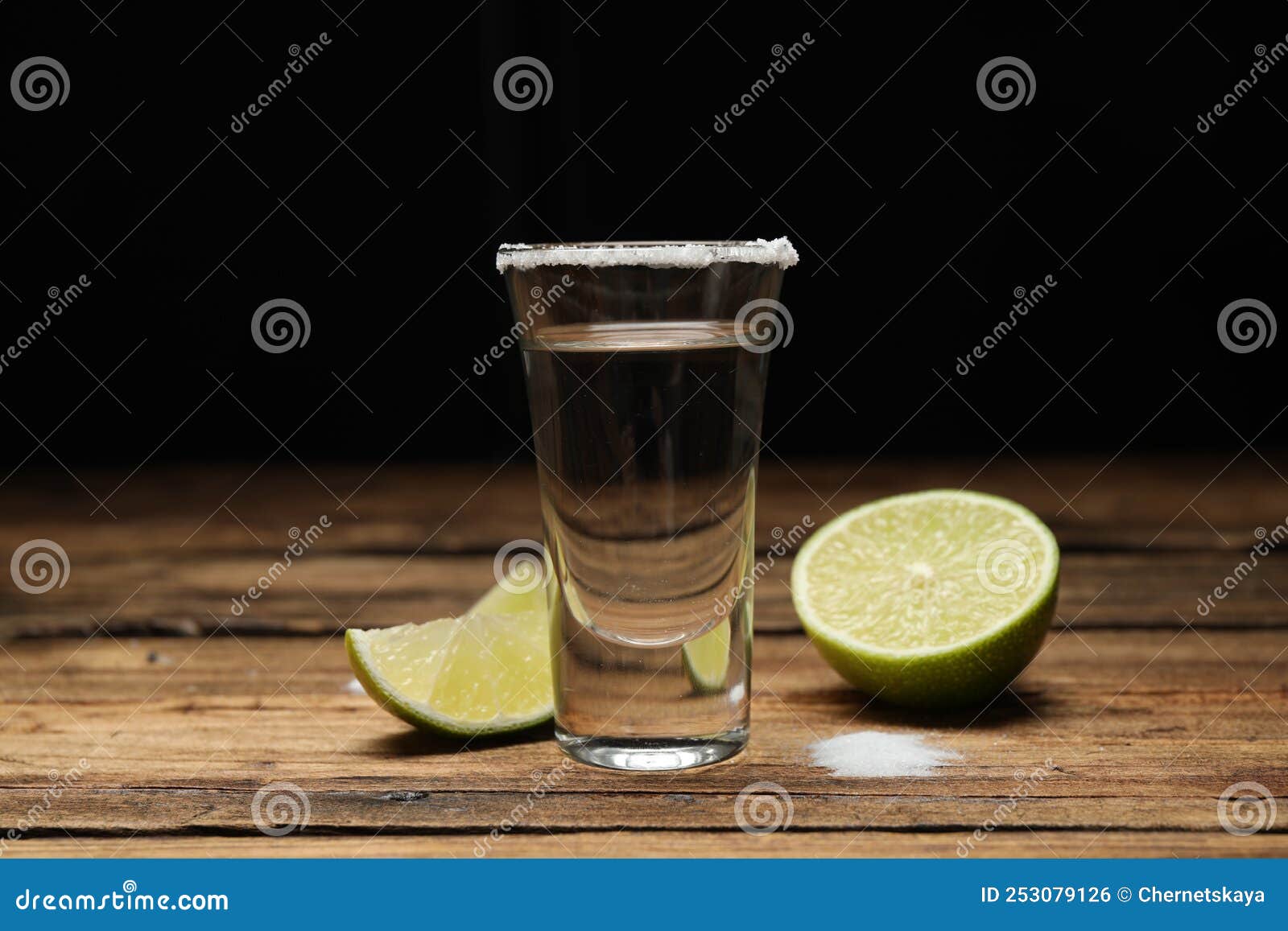 Tequila Mexicana Con Sal Y Lima Sobre Mesa De Madera Foto de archivo ...