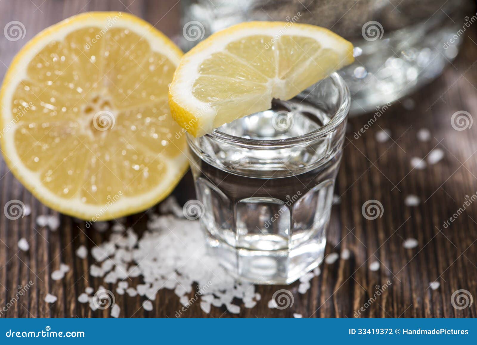Tequila-Silber mit Zitrone stockfoto. Bild von studio - 33419372