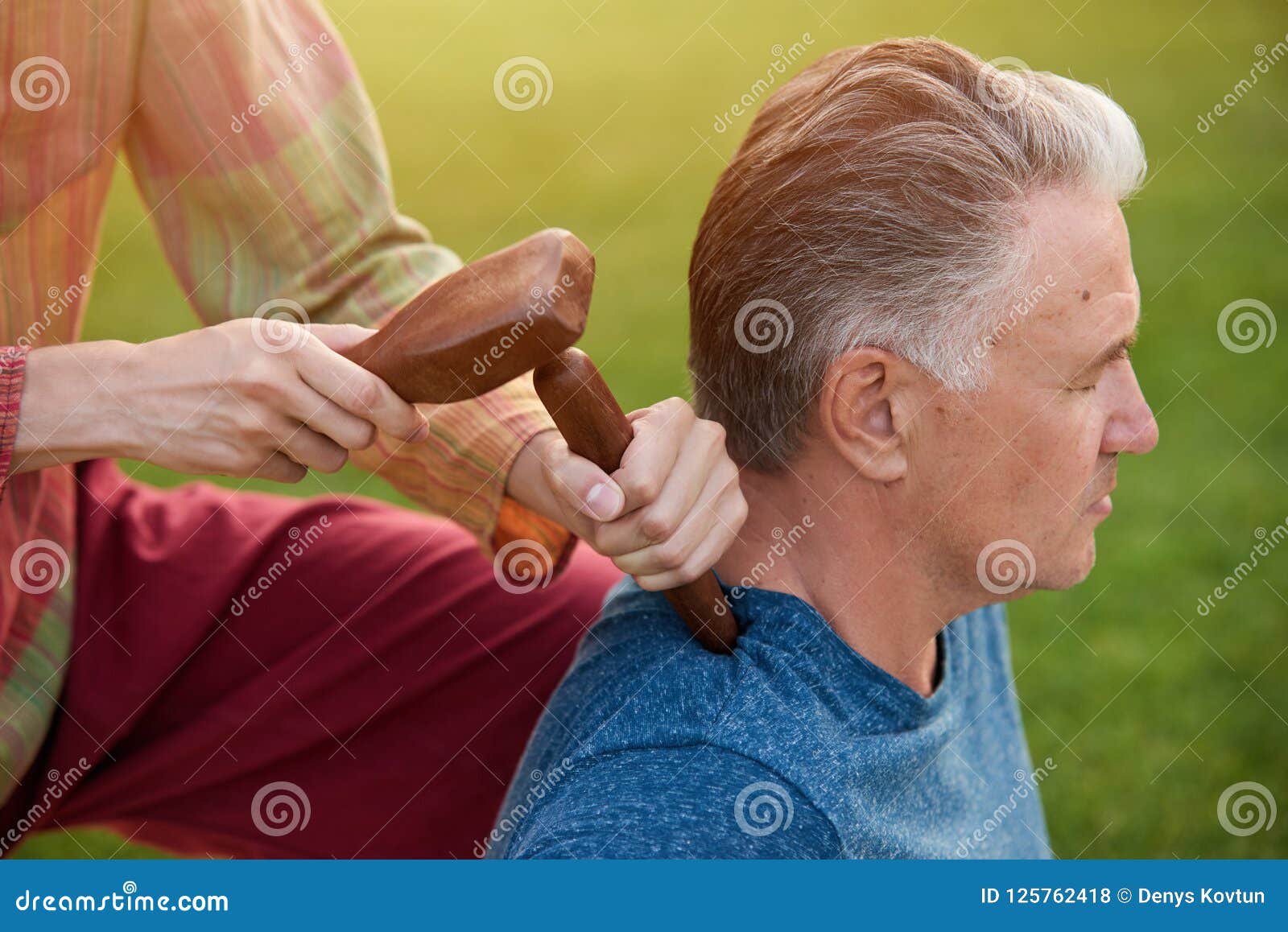 Terapia Da Massagem Do Martelo Foto de Stock Imagem de nave, healing