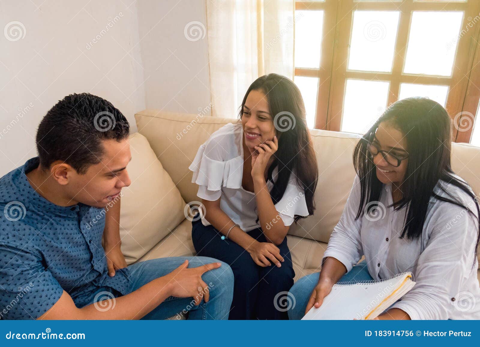 Terapia De Pareja O Asesoramiento Matrimonial. Hombre Y Mujer En El Sofá Durante Una Sesión De Psicoterapia. Consejero Psicólogo Foto de archivo - Imagen de ayuda, marido: 183914756 Terapia De Pareja O Asesoramiento Matrimonial. Hombre Y Mujer En El Sofá Durante Una Sesión De Psicoterapia. Consejero Psicólogo Foto de archivo - Imagen de ayuda, marido: 183914756