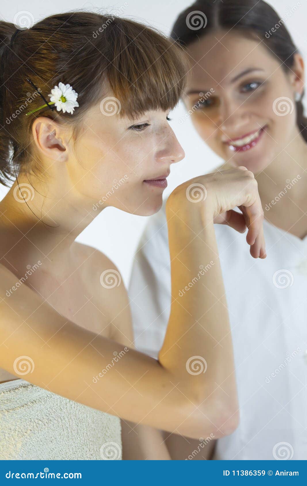 Terapia del aroma. La mujer joven huele en su mano en un salón de la salud