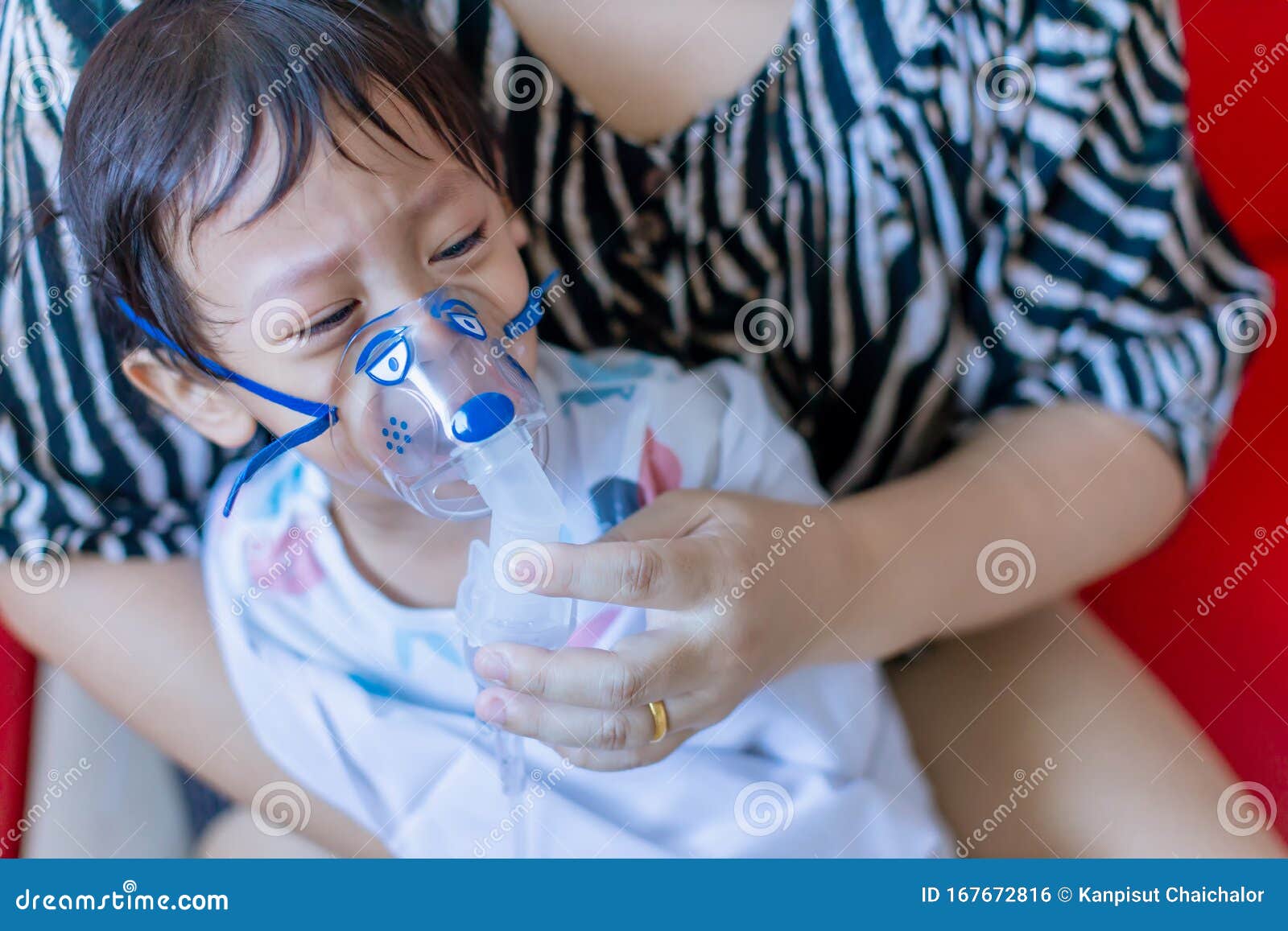 Máscara Enferma Del Nebulizador Del Uso Del Bebé Para La Inhalación,  Procedimiento Respiratorio Por Pulmonía O Tos Para El Niño Imagen de  archivo - Imagen de casero, médico: 128481475