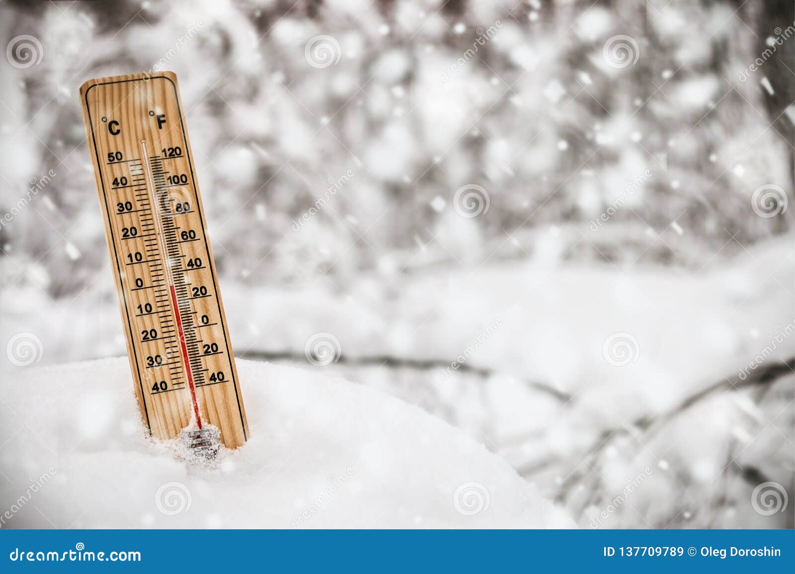 Pisoteando Bisagra basura Termómetro Con Temperatura Bajo Cero Pegado En La Nieve Imagen de archivo -  Imagen de enero, grados: 137709789