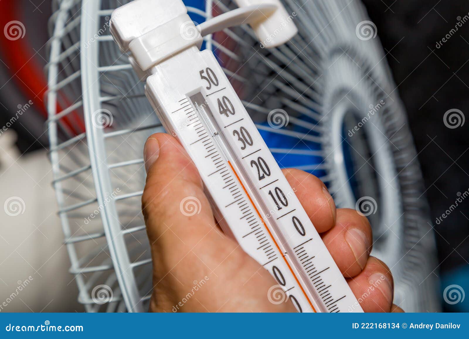 Termómetro En Mano Alta Temperatura En Casa 33 Grados Celsius En El Calor  Del Apartamento En El Ventilador De Refrigeración De La Foto de archivo -  Imagen de ciudad, alto: 222168134