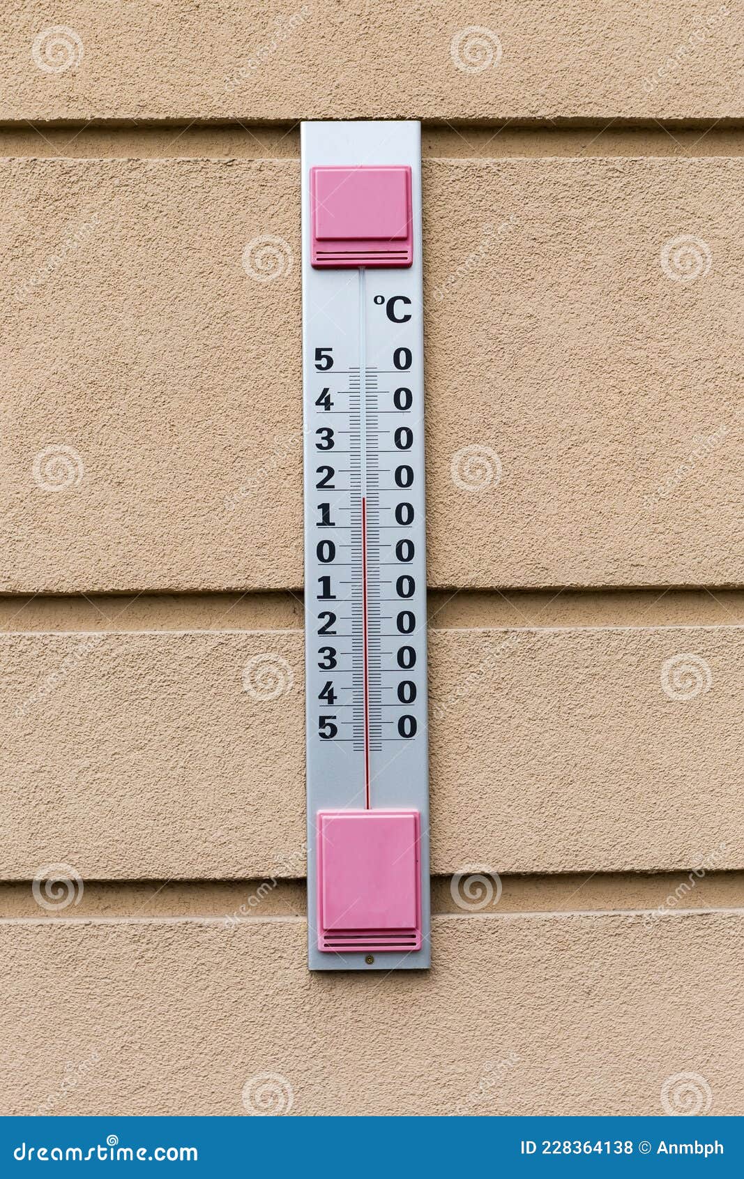 Termómetro Exterior Con Escala Celsius En La Pared Del Edificio Foto de  archivo - Imagen de alcohol, afuera: 228364138