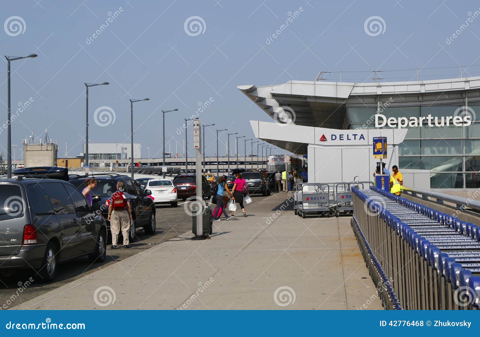 Dentro Do Terminal 4 Da Linha Aérea Do Delta No Aeroporto Internacional De  JFK Em New York Foto de Stock Editorial - Imagem de pista, colosso: 85463488