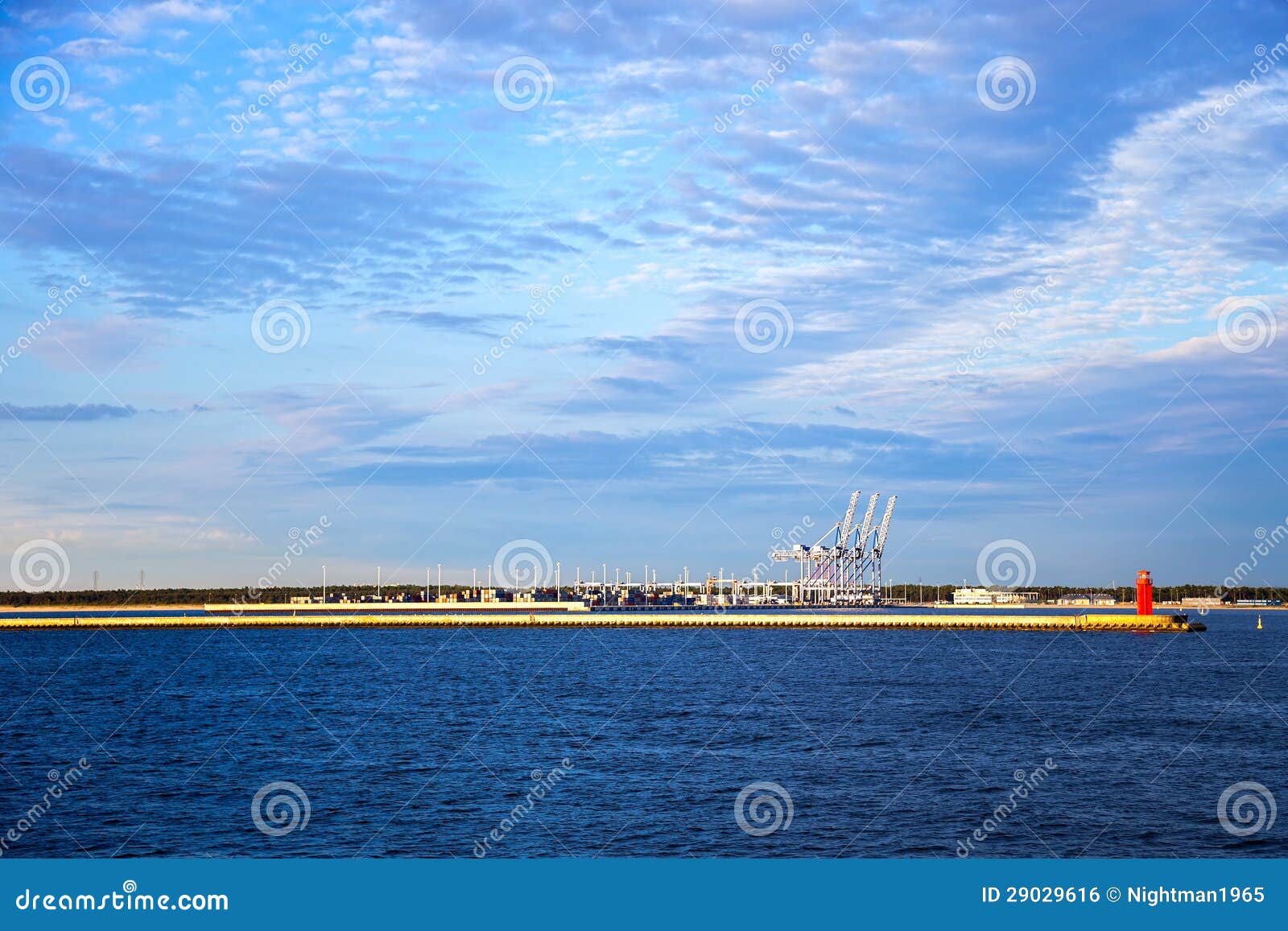 Terminal de contenedores en el acceso de Gdansk, Polonia.