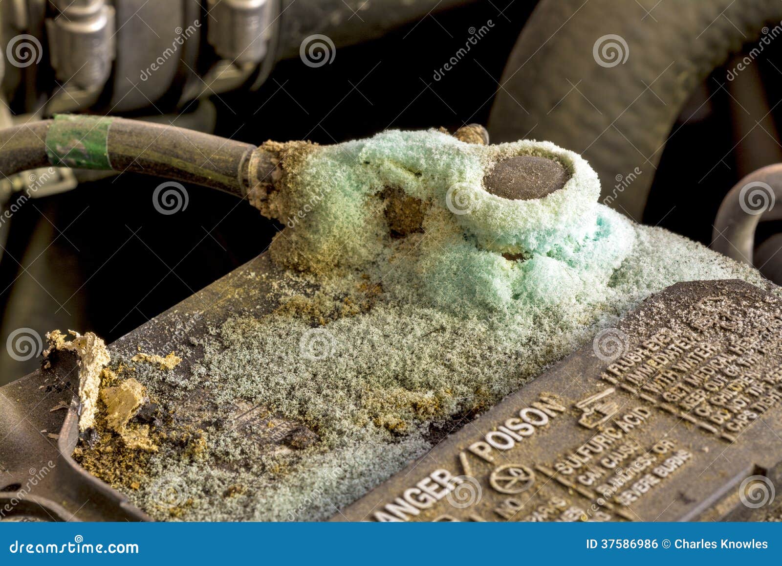 Terminal De La Batería Con La Corrosión En Ella Foto de archivo