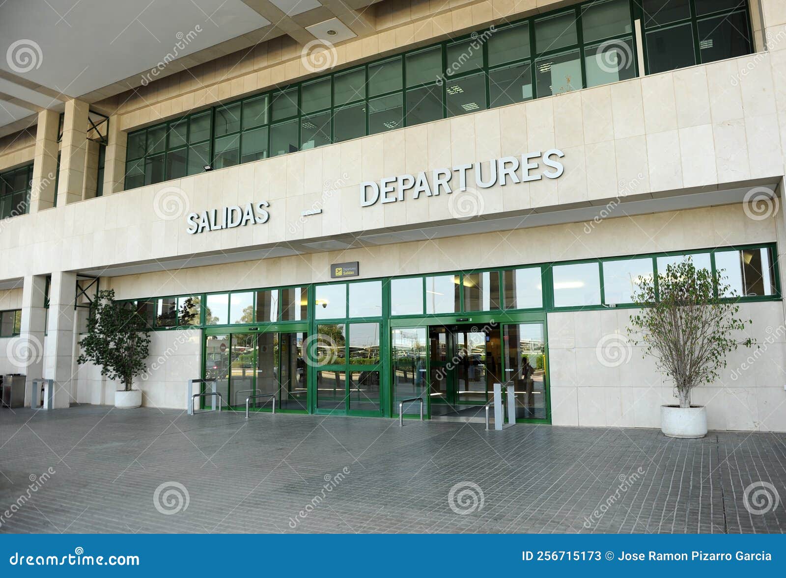 terminal del aeropuerto internacional de jerez de la frontera, andalucÃÂ­a, espaÃÂ±a.