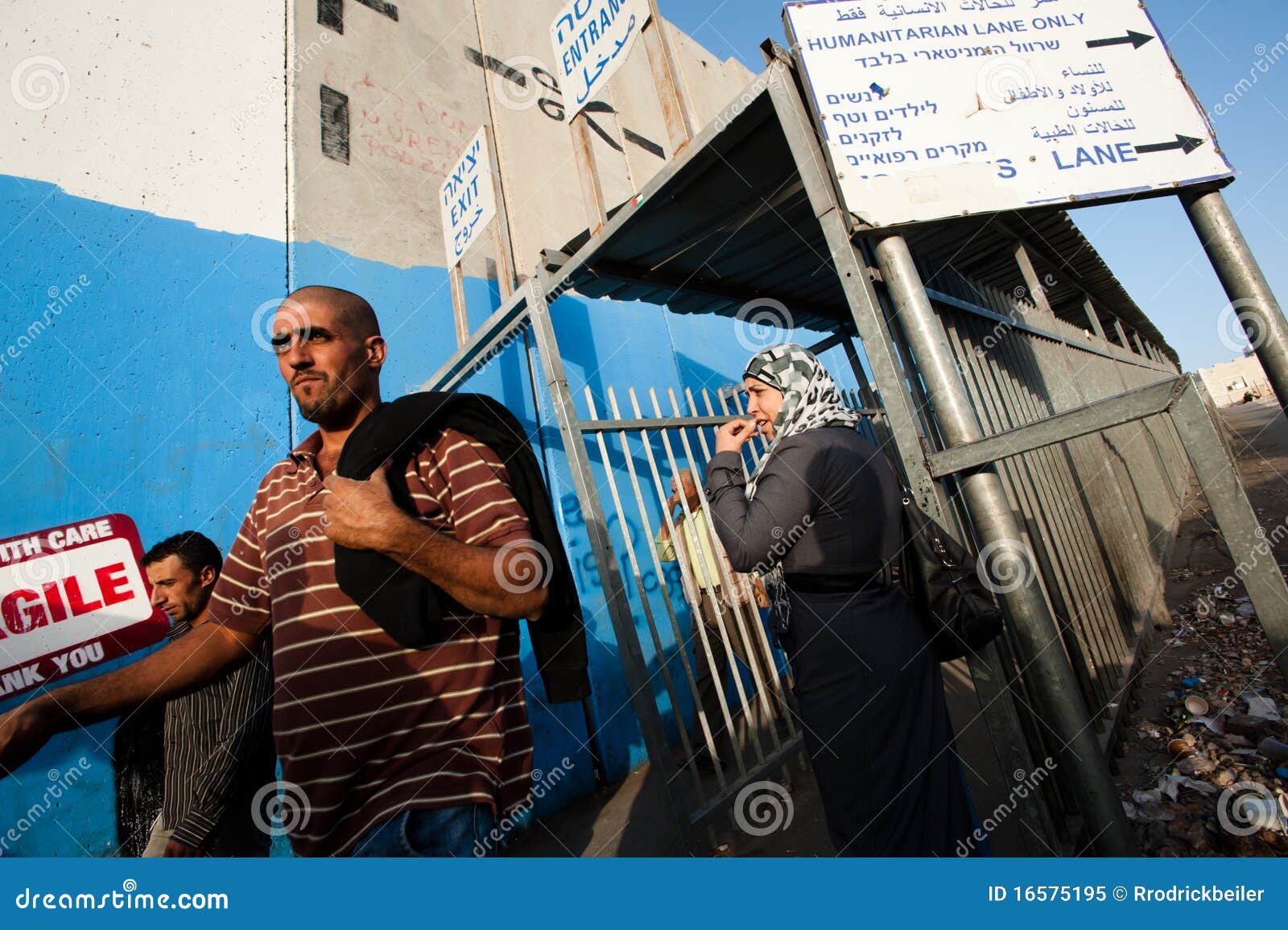BETHLEHEM, TERRITORIOS PALESTINOS OCUPADOS - 14 DE OCTUBRE: Paso de los peatones a través de una terminal israelí del punto de verificación en la pared de la separación en Bethlehem el 14 de octubre de 2010.