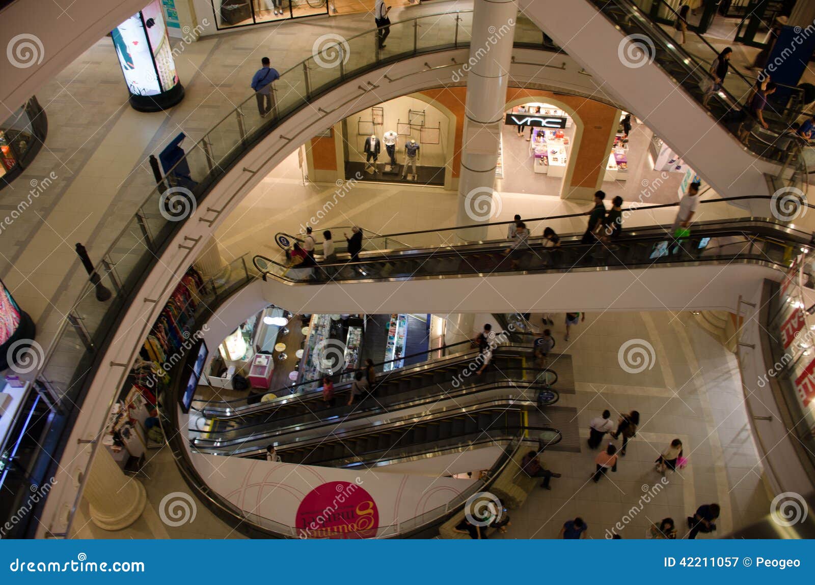 Terminal 21 zakupy centrum handlowe. BANGKOK, TAJLANDIA - 3 2014 LIPIEC: Ludzie w Terminal 21, jeden duży zakupy centrum handlowe na 3 2014 Lipu, Bangkok, Tajlandia