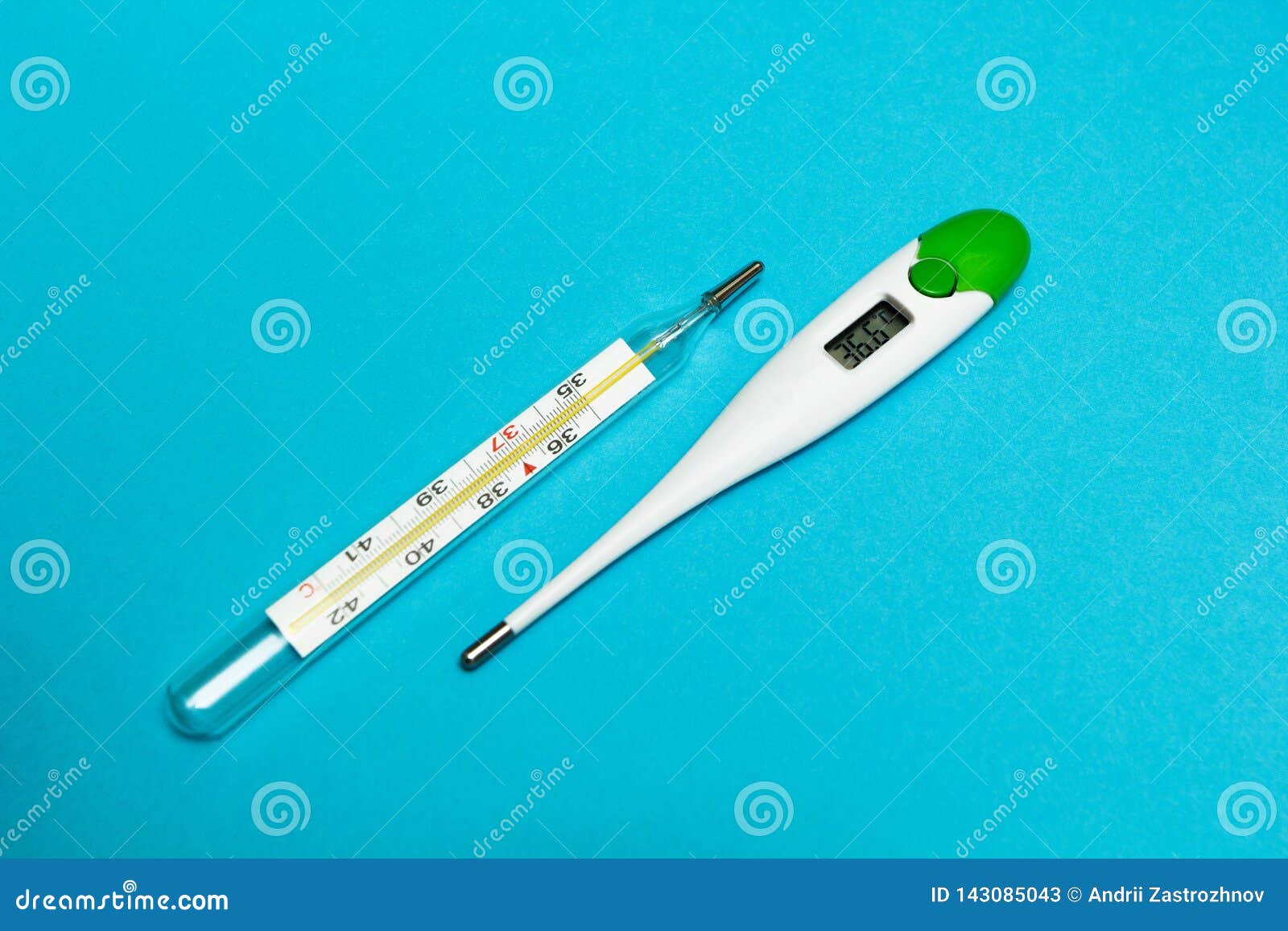 Termometro Analogico E Digitale Su Un Fondo Blu La Temperatura Di 36 6 C  Immagine Stock - Immagine di infezione, centigrado: 143085043