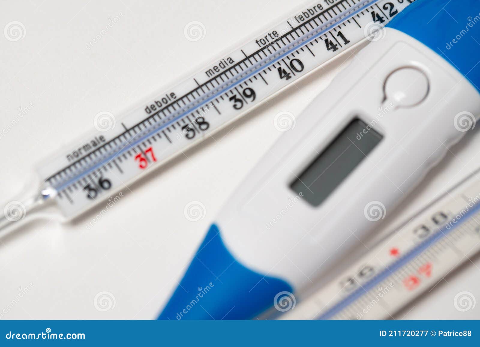 Termometro a Mercurio E Termometro Digitale Sulla Superficie Bianca. Alta  Temperatura Di Misurazione Con Termometro a Febbre Immagine Stock -  Immagine di chiusura, febbre: 211720277