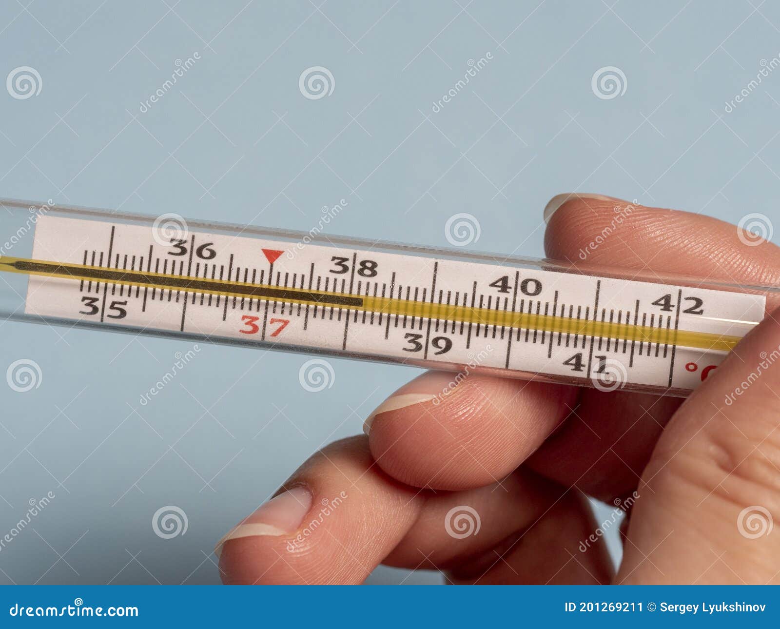 Termometro a Mercurio Nella Mano Di Una Donna Su Fondo Blu. Misura Di  Temperatura Utilizzando Un Termometro. Febbre Alta Immagine Stock -  Immagine di ammalato, oggetto: 201269211