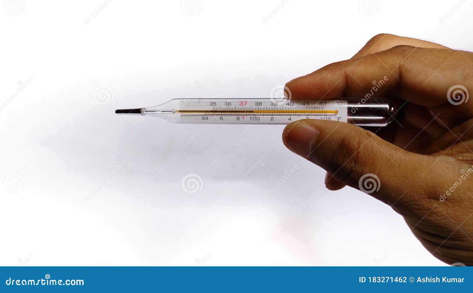 Termometro in Vetro Analogico Per Il Controllo Della Temperatura Tenuto a  Mano Fotografia Stock - Immagine di centigrado, pressione: 183271462