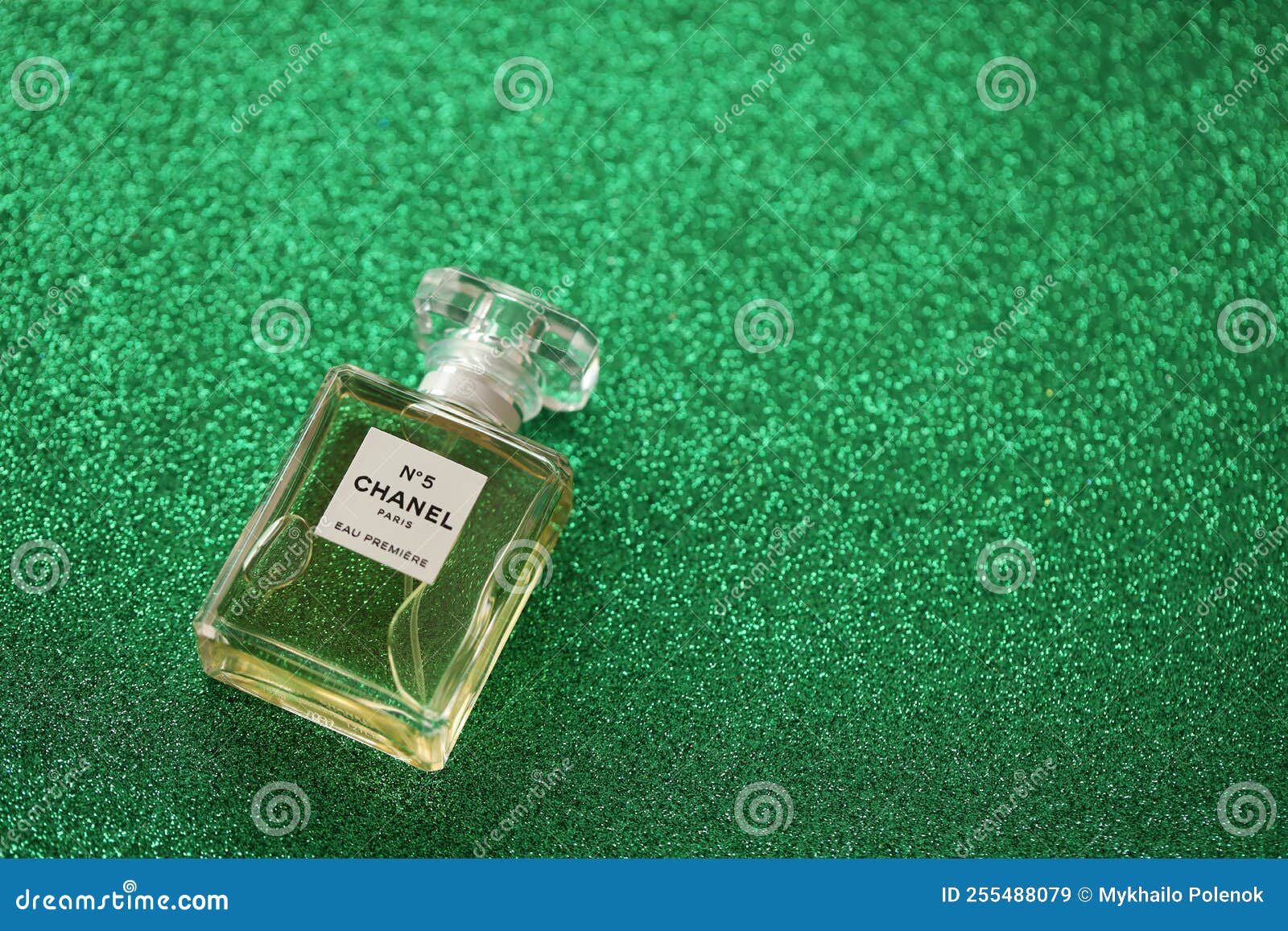 TERNOPIL, UKRAINE - SEPTEMBER 2, 2022 Chanel Number 5 Eau Premiere  Worldwide Famous French Perfume Bottle on Shiny Glitter Editorial Stock  Image - Image of illustrative, brand: 255488079