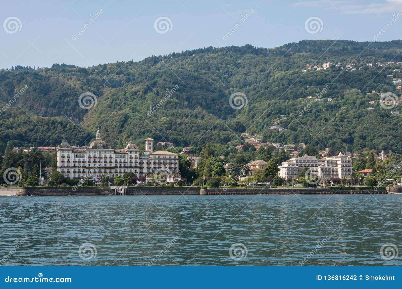 Terraplén del lago Maggiore, paisaje urbano de Stresa, Piamonte Italia, Europa