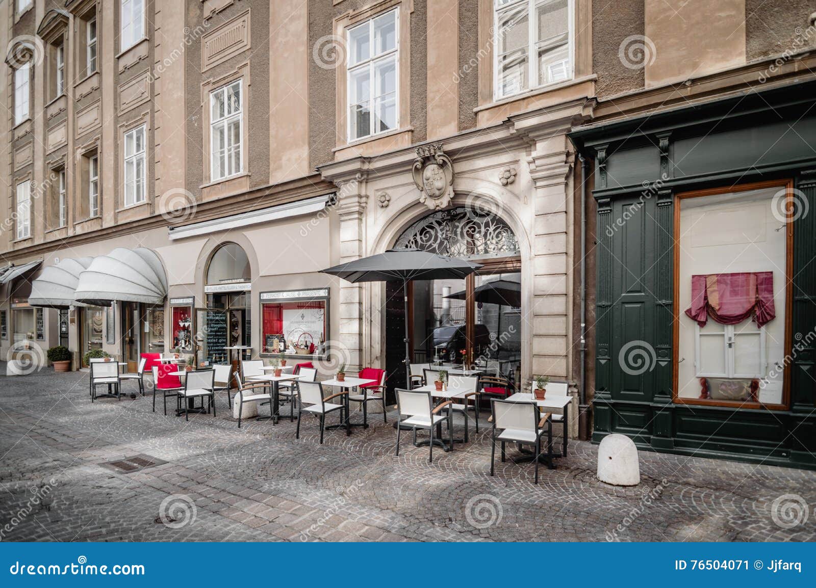 Terrasse d'un café photo éditorial. Image du ville, europe 76504071