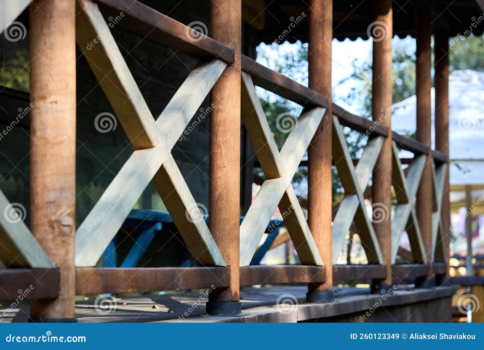 Terrasse Ou Véranda Grillage En Bois. élément Décoratif. Détails En Bois De  L'architecture De La Maison De Campagne Extérieur Image stock - Image du  croix, barrière: 260123349