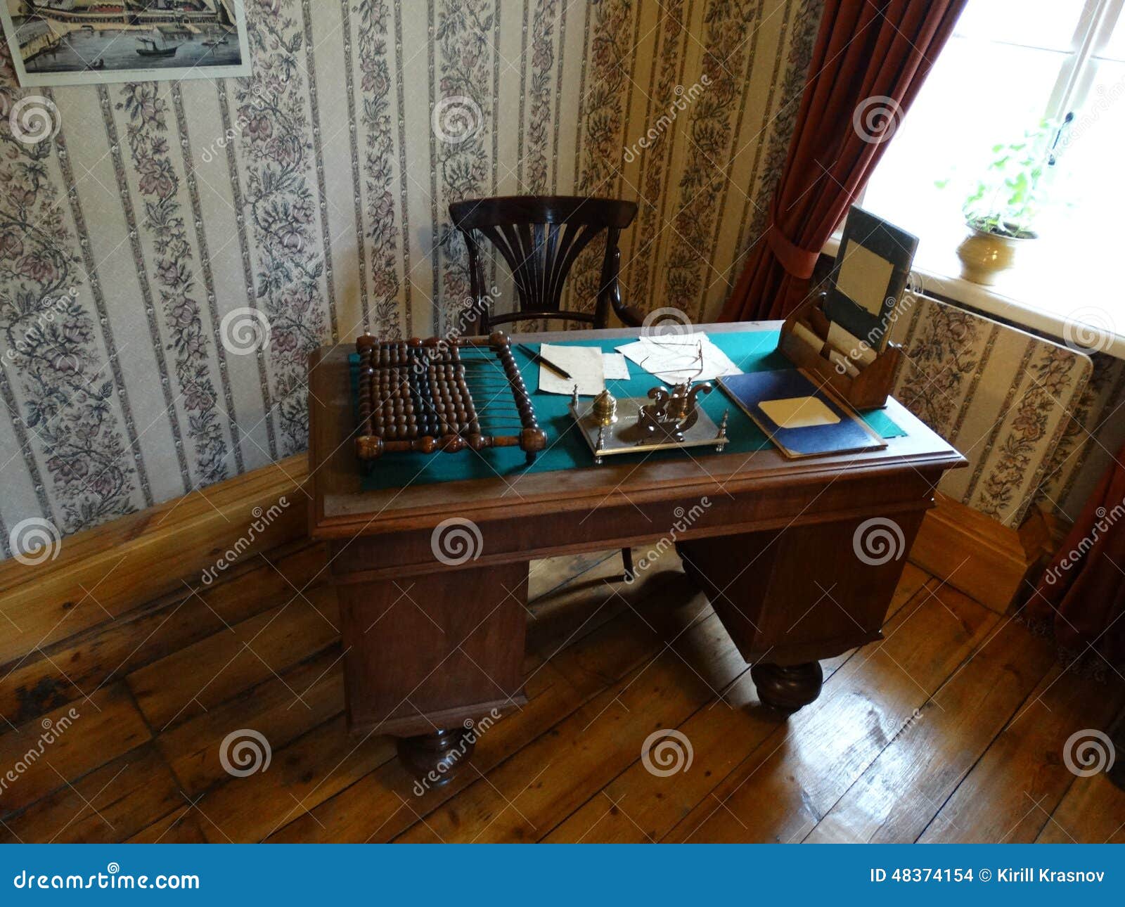 Terrateniente del ruso de la tabla de la oficina. Terrateniente ruso de la tabla de la oficina con los objetos en el museo de la ciudad de Suzdal