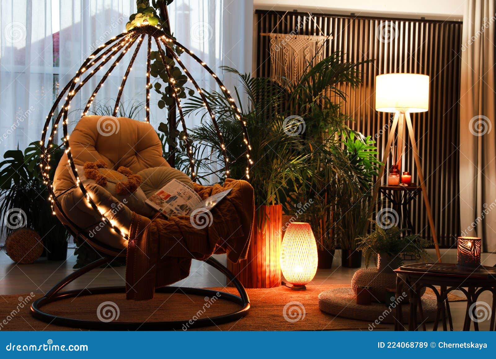 Infantil ganar Representar Terraza Interior Con Sillón Colgante Y Plantas De La Casa Imagen de archivo  - Imagen de noche, muebles: 224068789