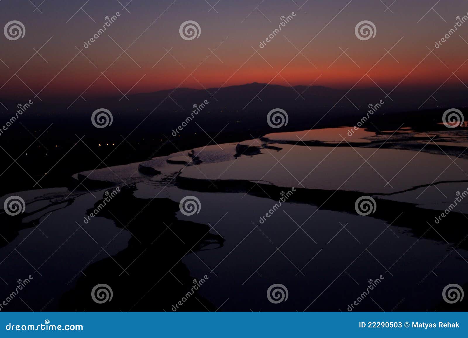 Terraços do Travertine em Pamukkale. Terraços em Pamukkale durante o por do sol, Turquia do Travertine