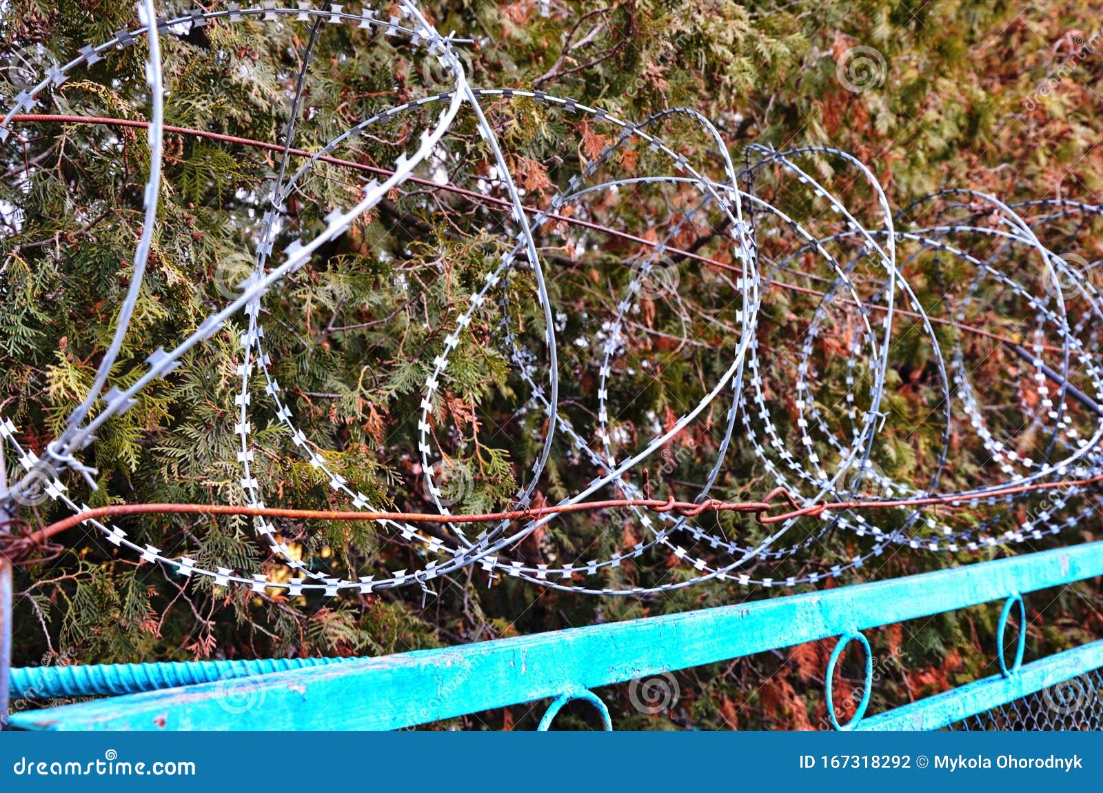 electric perimeter security fence