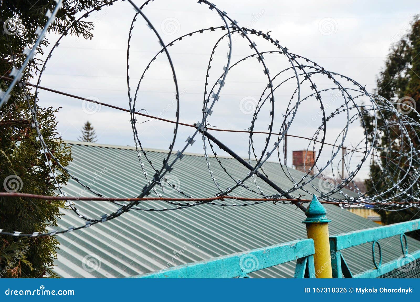 electric perimeter security fence