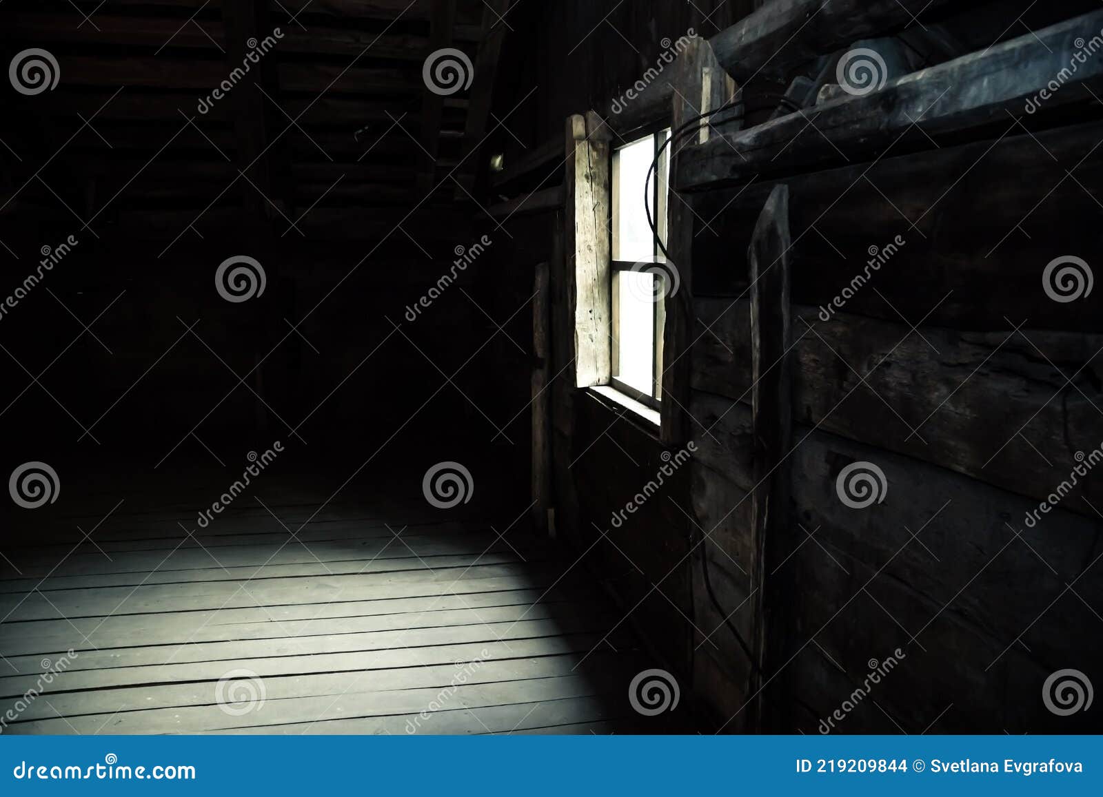 Casa Abandonada Assustadora Com Luz Nas Janelas Janelas Escuras Vazias  imagem vetorial de yadviga© 386936370