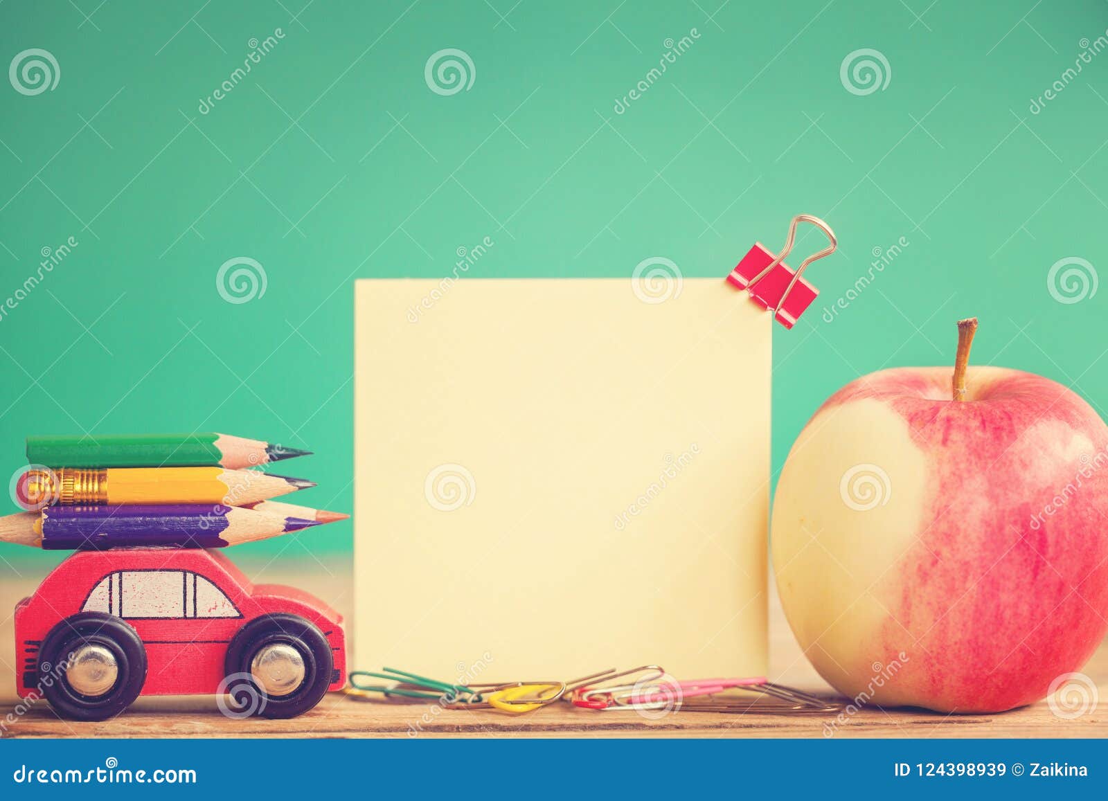 Terug naar het Concept van de School Het miniatuur Rode Auto Dragen kleurrijke potloden en rode appel op houten lijst stemmend beeld