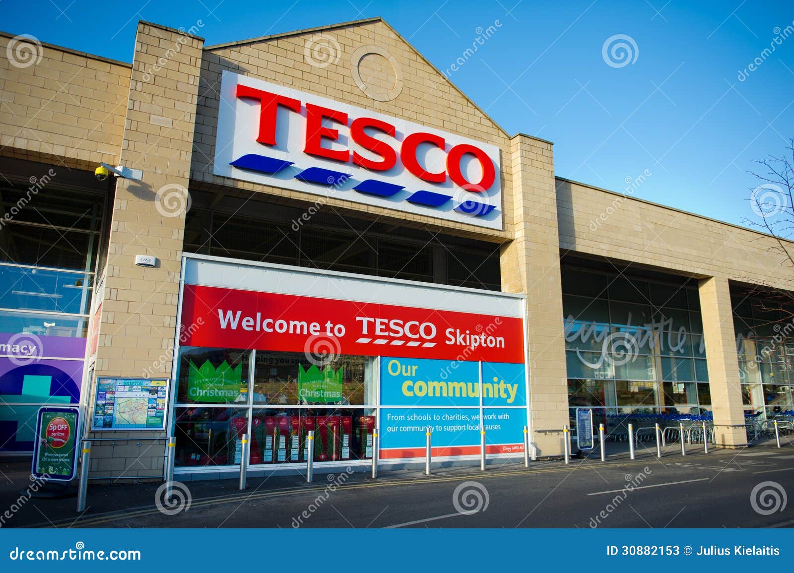 Tesco-Opslag in Skipton, het UK. 10 skipton-Dec: Tesco-Opslag op 10 Dec., 2012 in Skipton, North Yorkshire, het Verenigd Koninkrijk, Groot-Brittannië, Engeland, het UK. De grootste detailhandelaar van Groot-Brittannië de grootste supermarkt en in het UK.