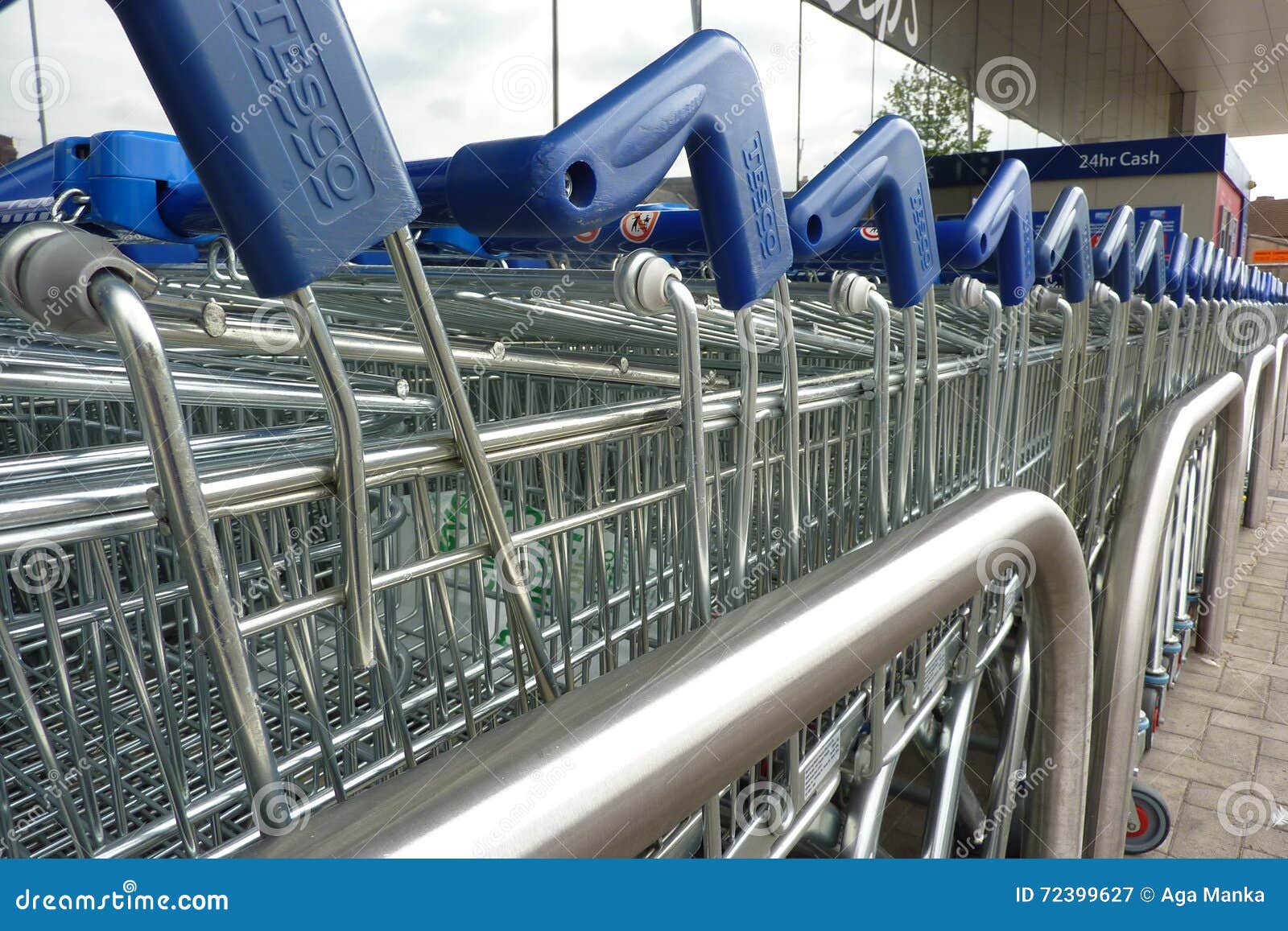 Tesco shopping carts editorial photography. Image of logo 72399627