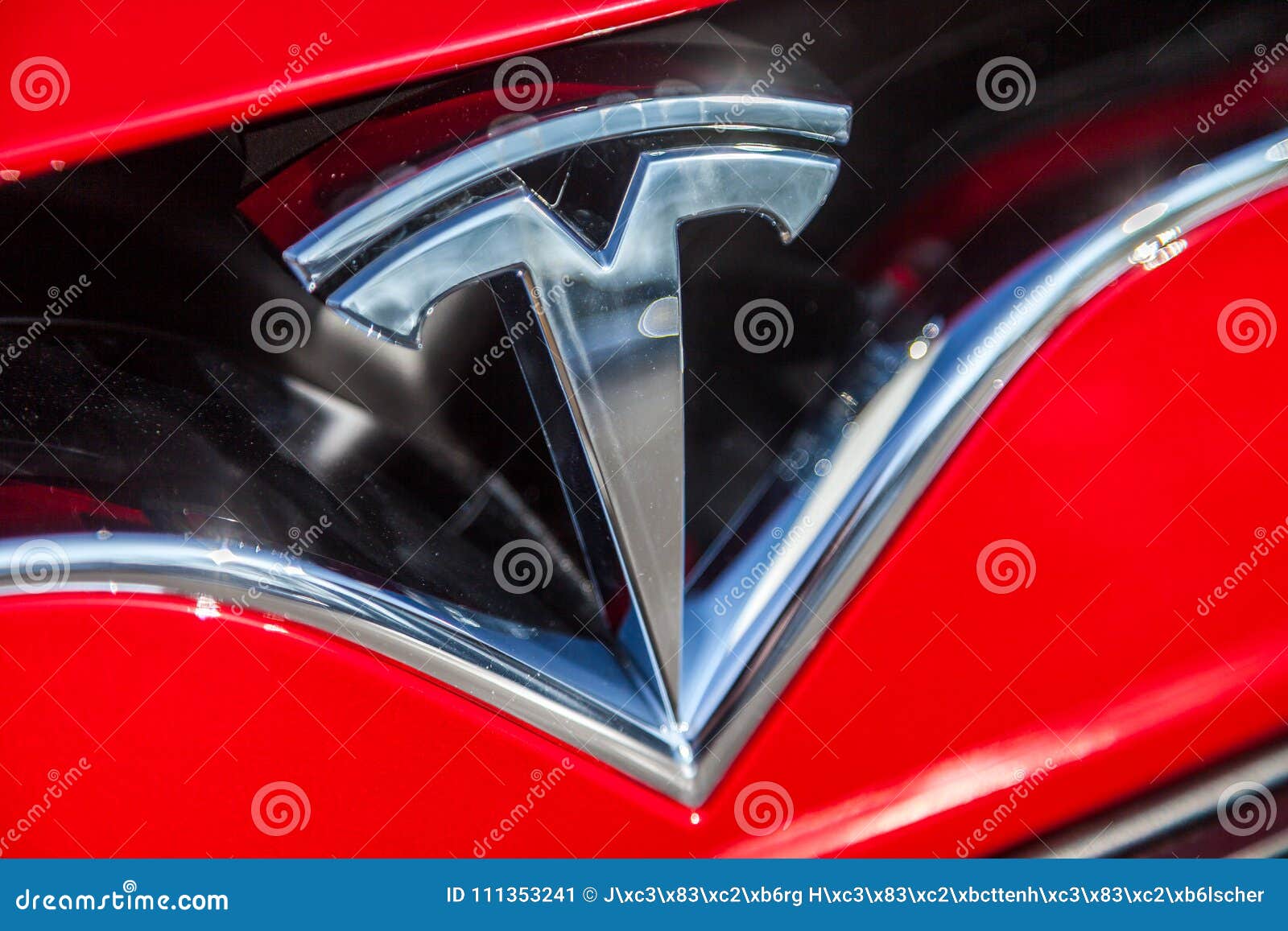 Tesla Logo Auf Einem Tesla Auto Redaktionelles Foto Bild Von Motoren Batterie 111353241