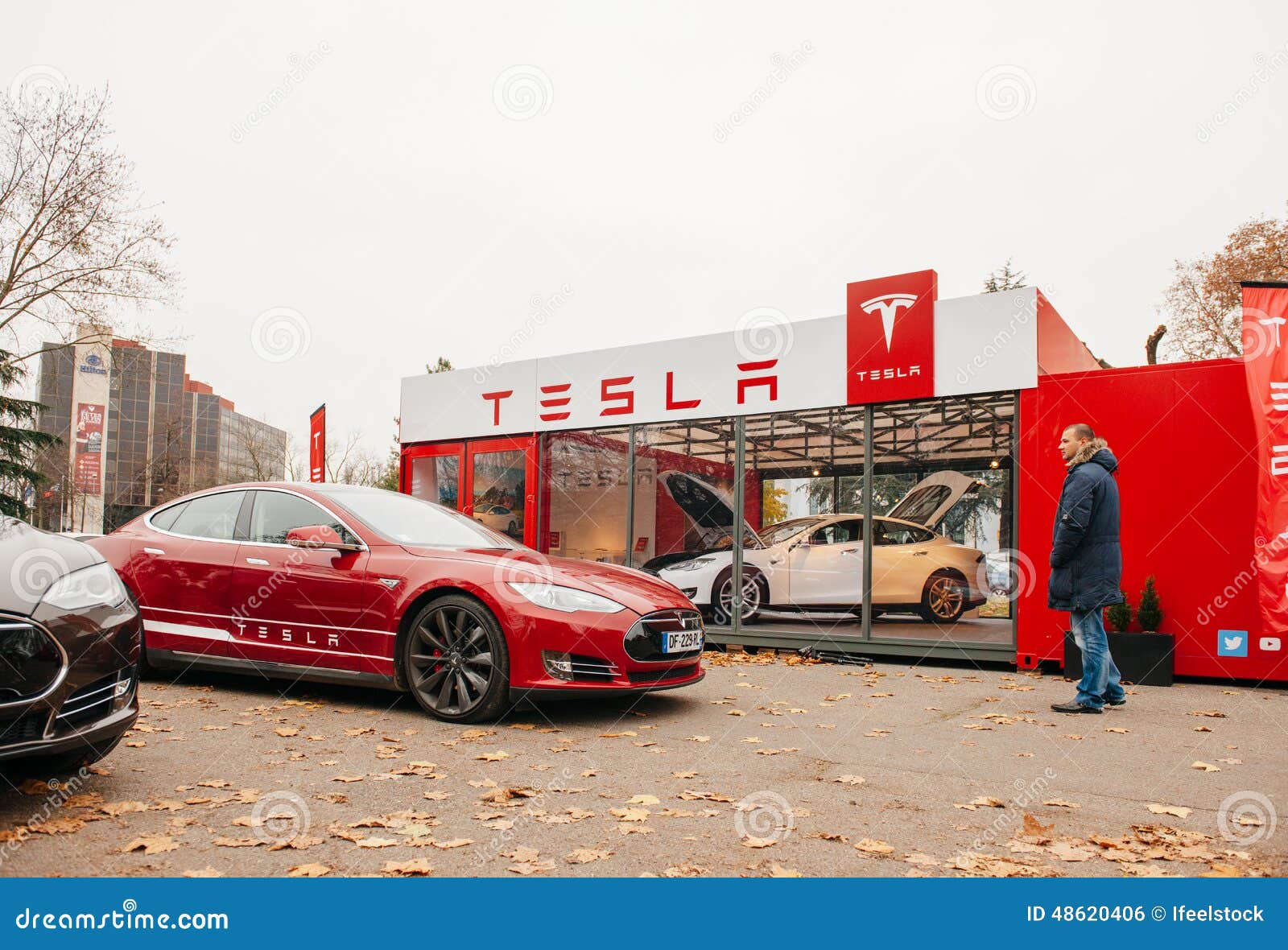 Tesla customers hi-res stock photography and images - Alamy