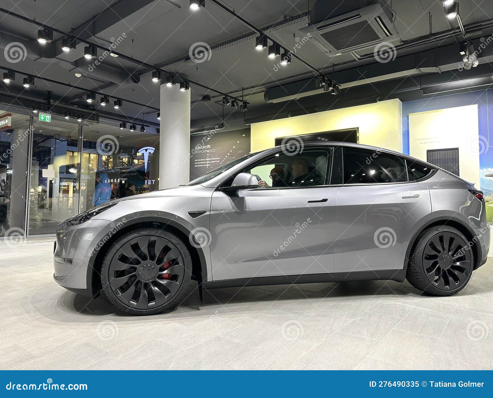 Tesla-Modell Y in Flüssigem Silber Als Quecksilber Silber Metallische Farbe  in Studio Elektrofahrzeug in Showroom Alternative Redaktionelles Bild -  Bild von flüssigkeit, automobil: 276490335