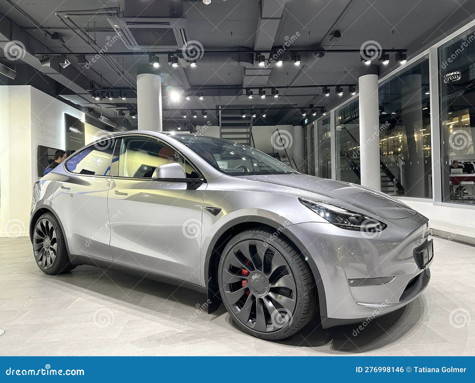 Tesla-Modell Y in Flüssigem Silber Als Quecksilber Silber Metallische Farbe  in Studio Elektrofahrzeug in Showroom Alternative Redaktionelles Foto -  Bild von motoren, verkaufsargument: 276998146