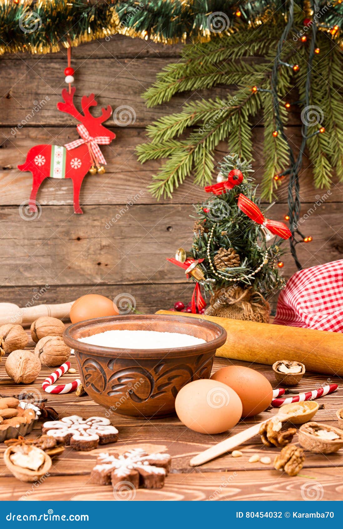 Tesori del nuovo anno di Natale della preparazione Ingredienti e festa. Tesori del nuovo anno di Natale della preparazione Ingredienti e decorazioni di festa più sulla tavola di legno contro vecchio fondo di legno con il ramo di albero dell'abete, il piccolo albero di Natale ed i cervi nobili Immagine per la cartolina d'auguri