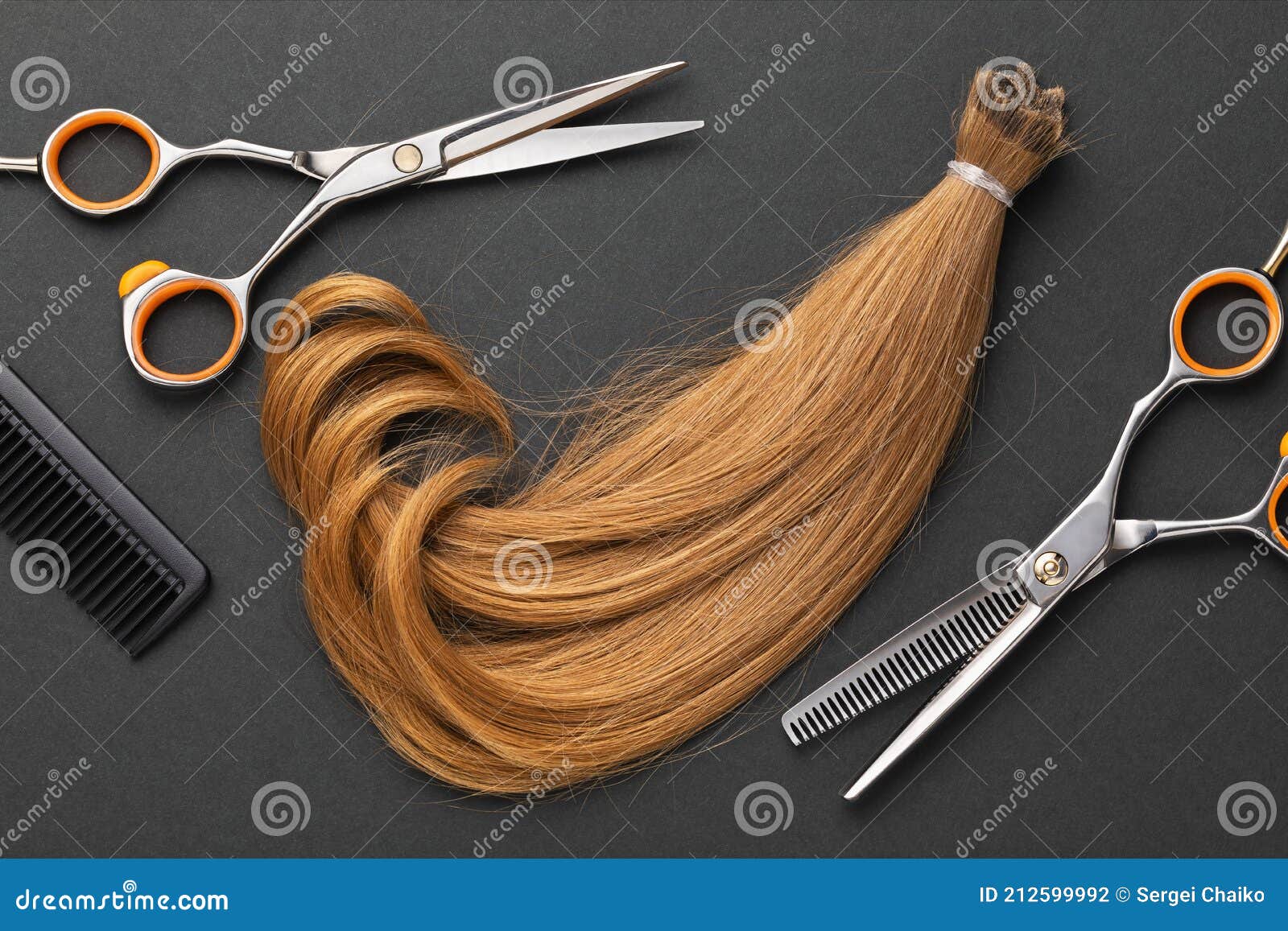 Lindo cabelo loiro e vista superior da tesoura de cabeleireiro aberta