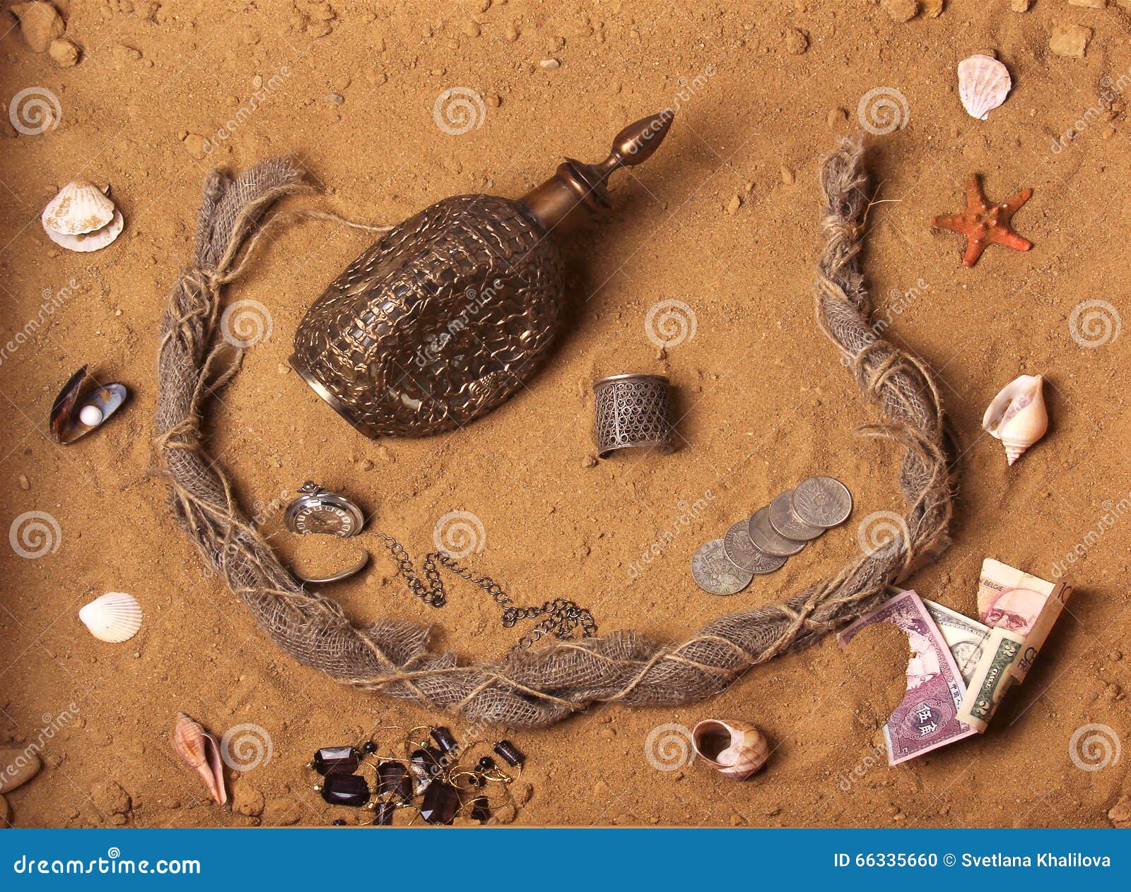 Tesouros E Tesouro Na Areia Foto de Stock - Imagem de areia, deserto:  66335660, image size:1600x1263