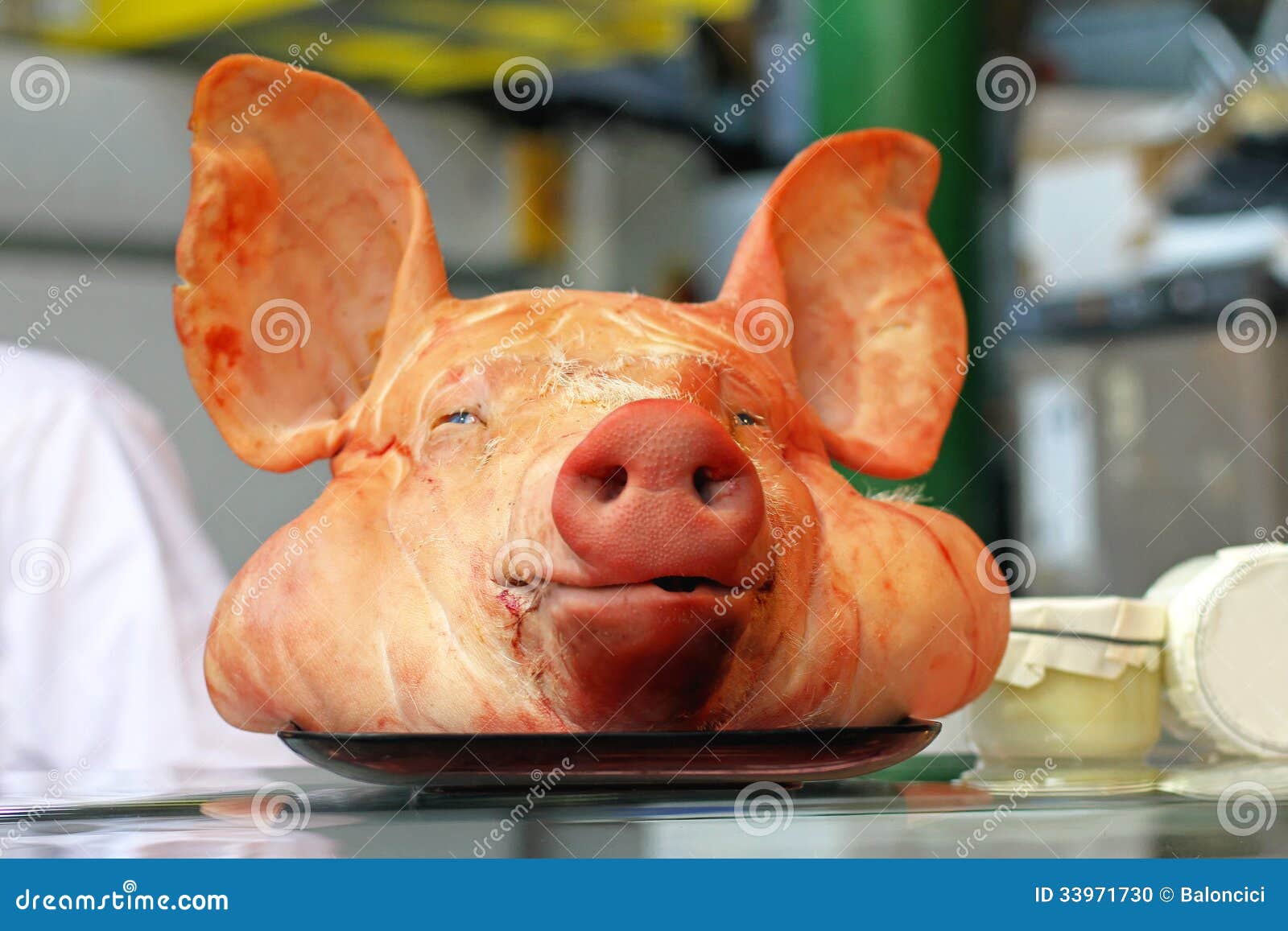 Testa del maiale fotografia stock. Immagine di alimento 33971730