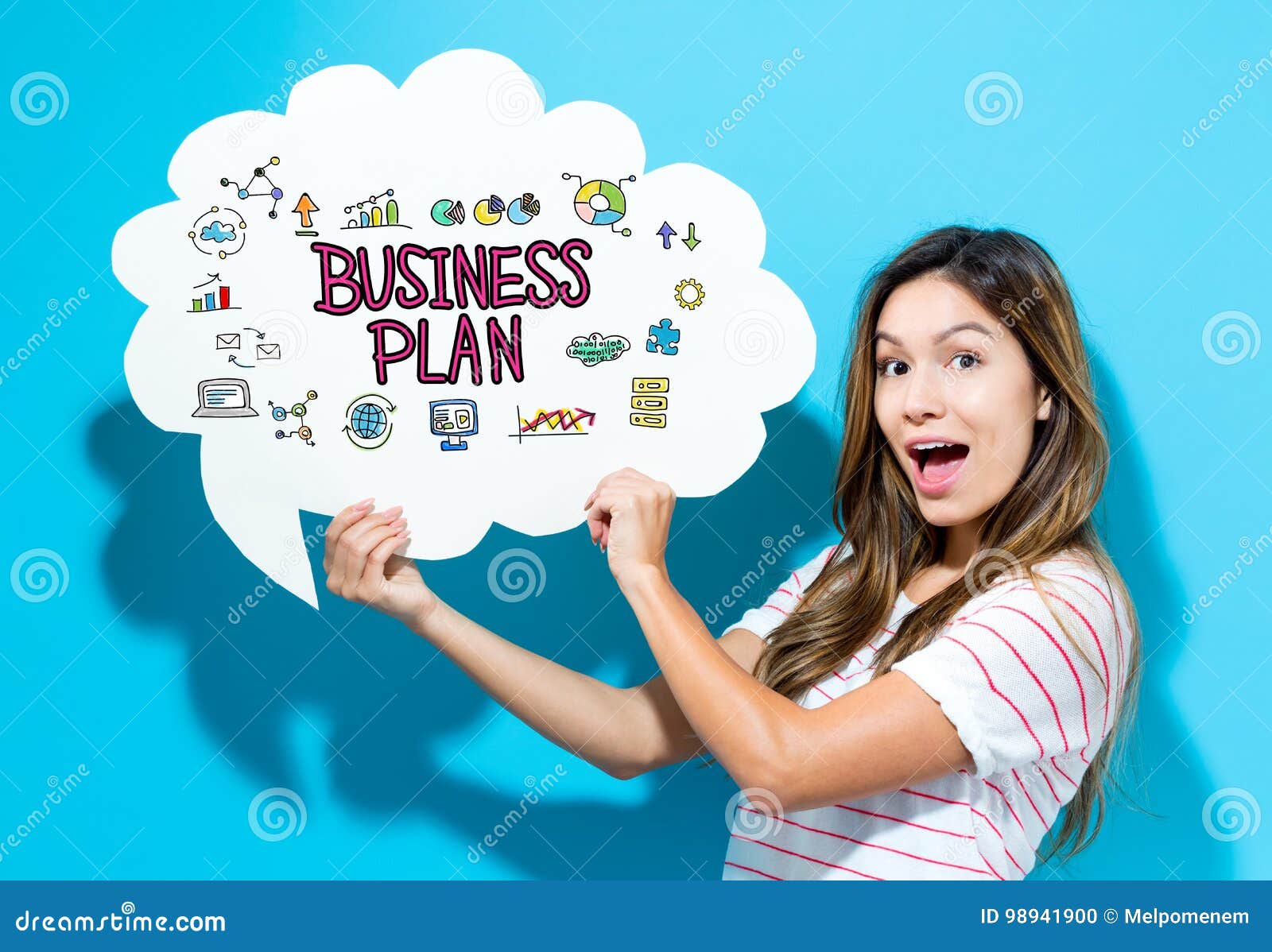 Testo Del Business Plan Con La Giovane Donna Che Tiene Un Fumetto testo-del-business-plan-con-la-giovane-donna-che-tiene-un-fumetto