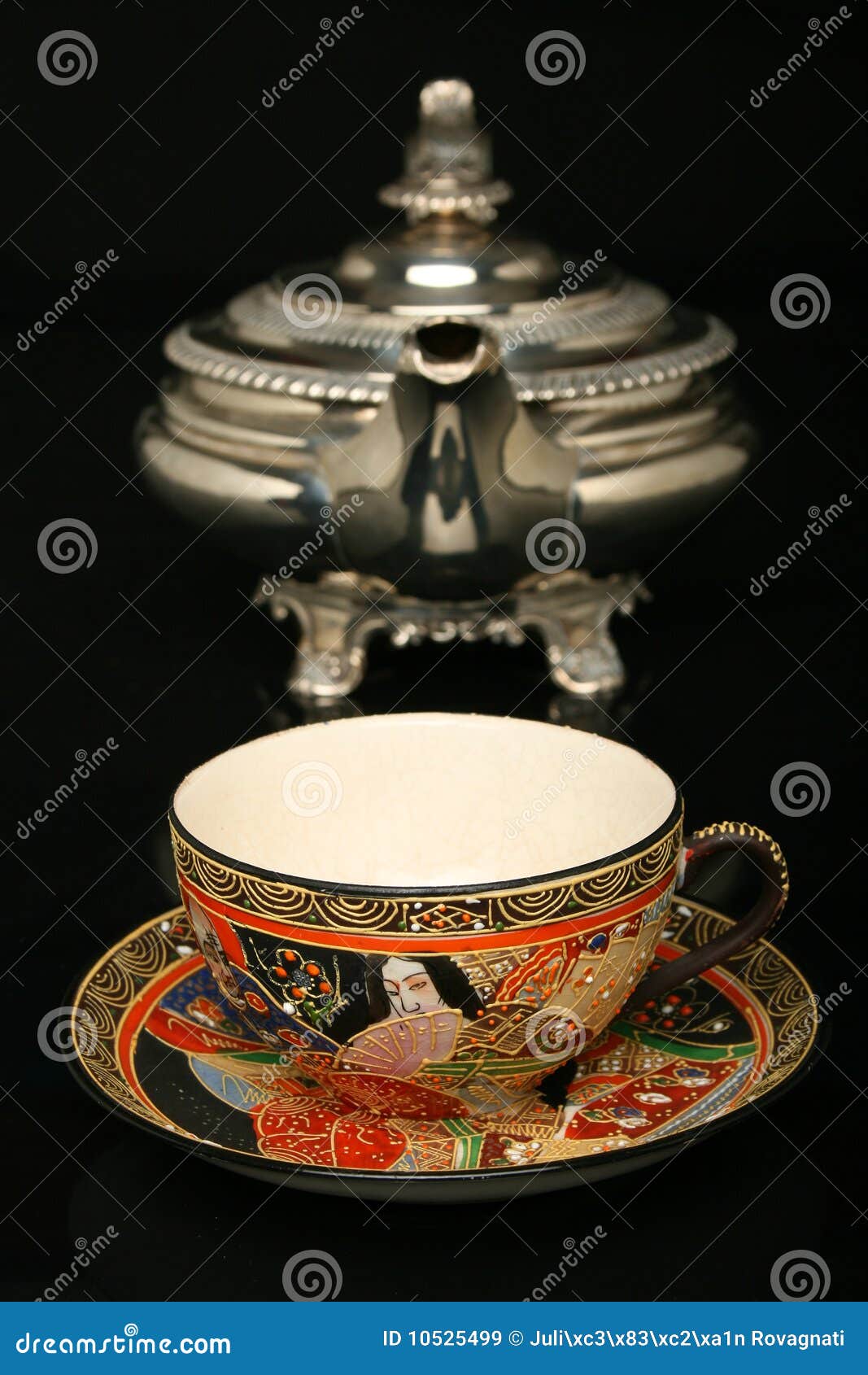 Tetera De Plata Y Una Taza China Antigua De Té Imagen de archivo - Imagen  de porcelana, bebida: 10525499