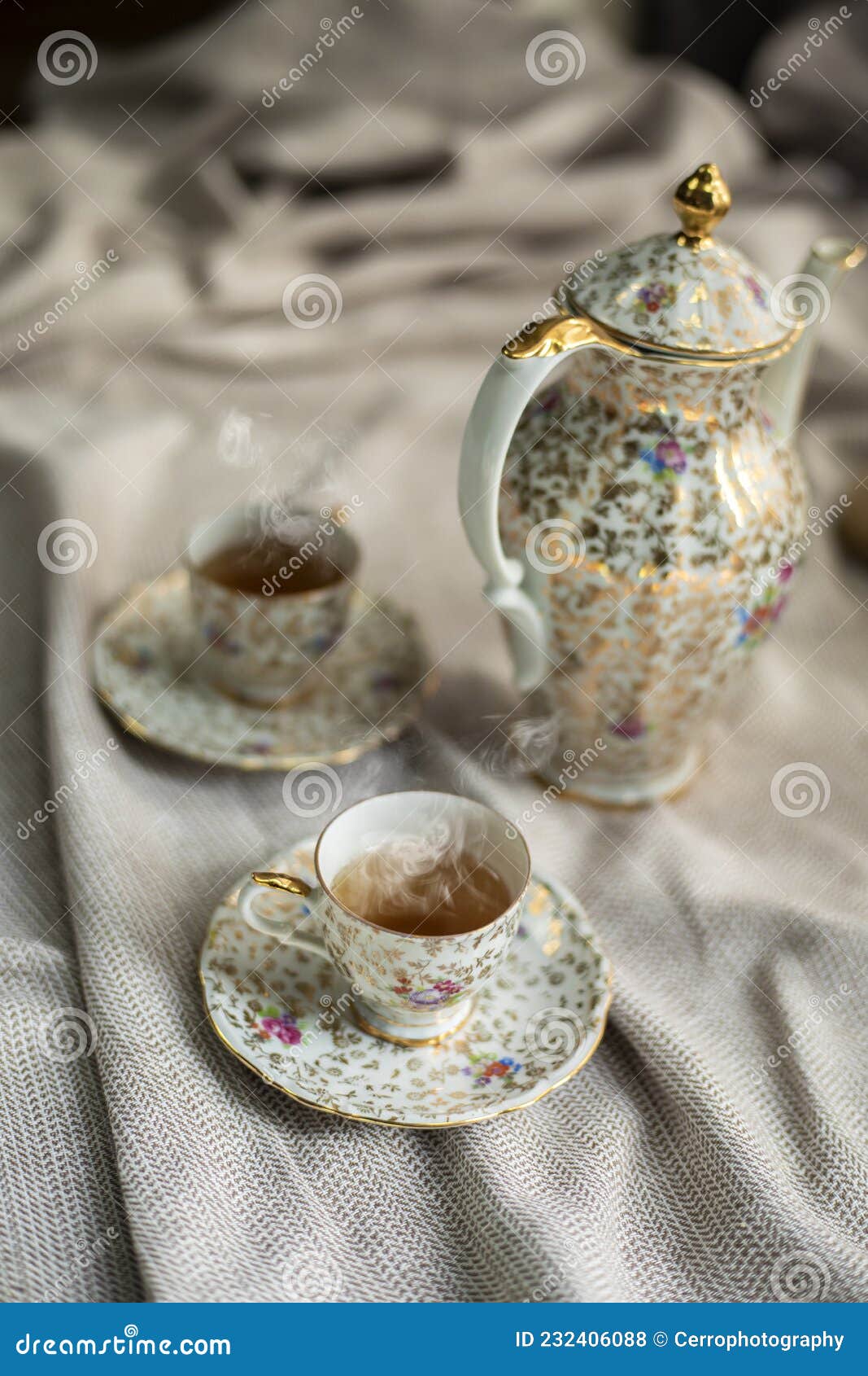 Tetera De Porcelana Y Taza De Té Caliente En La Mesa Vajilla Antigua  Tradicional Set Té Inglés Por La Tarde Foto de archivo - Imagen de loza,  verde: 232406088