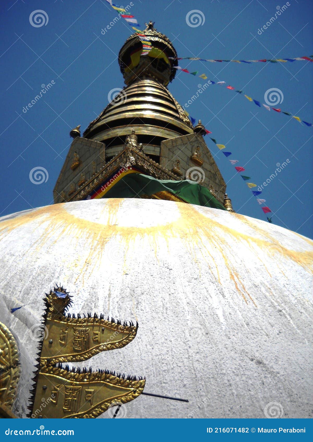 tetto di tempio buddhista con bandierine a kathmandu