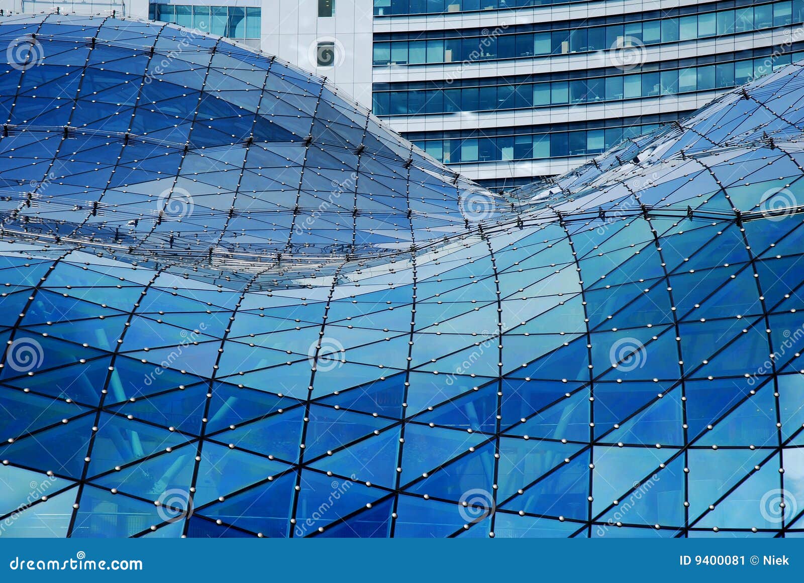Tetto di vetro futuristico. Costruzione moderna a Varsavia.
