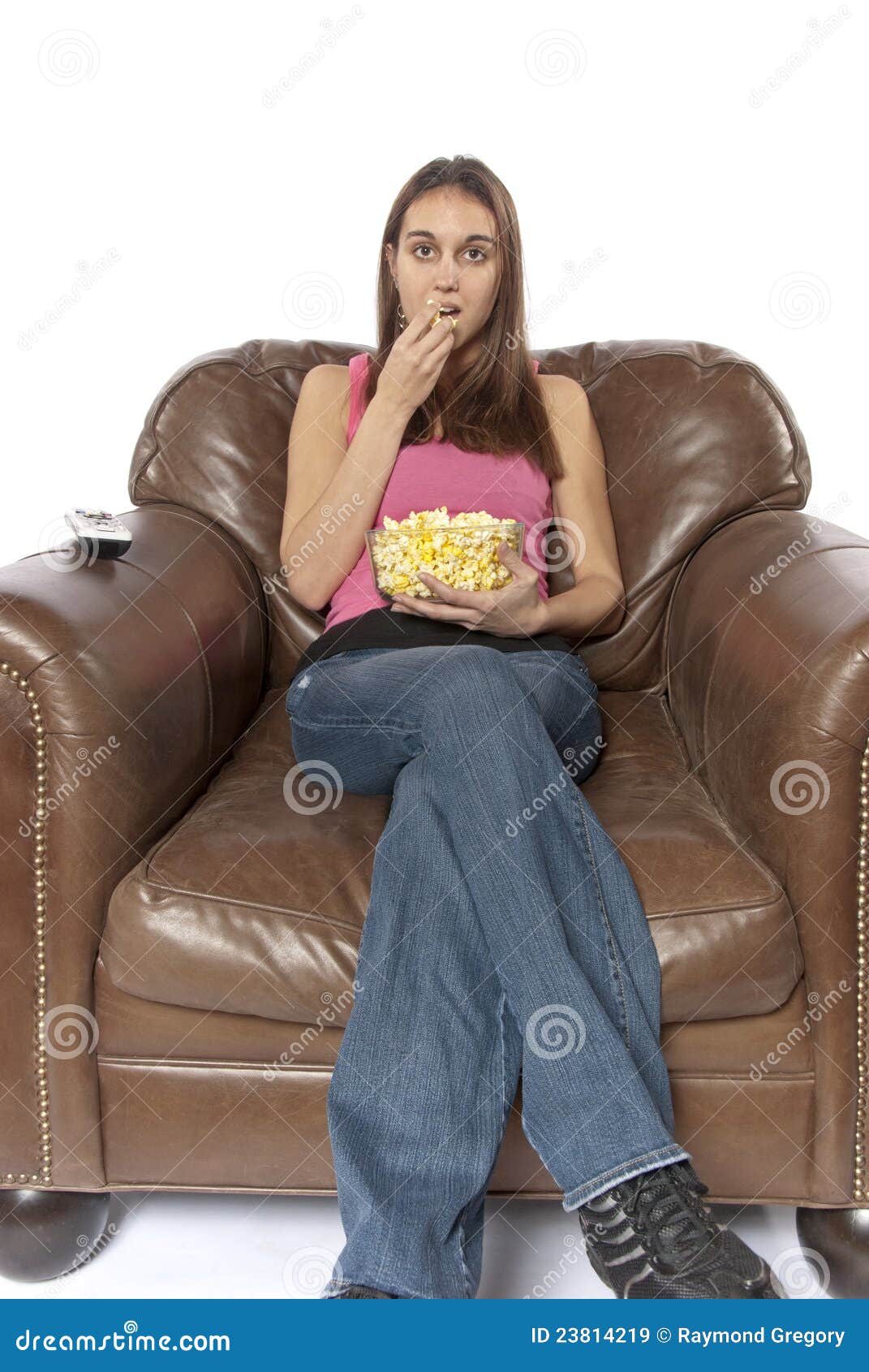 Tevê De Observação De Relaxamento Da Noite De Filme Que Come A Pipoca Imagem De Stock Imagem