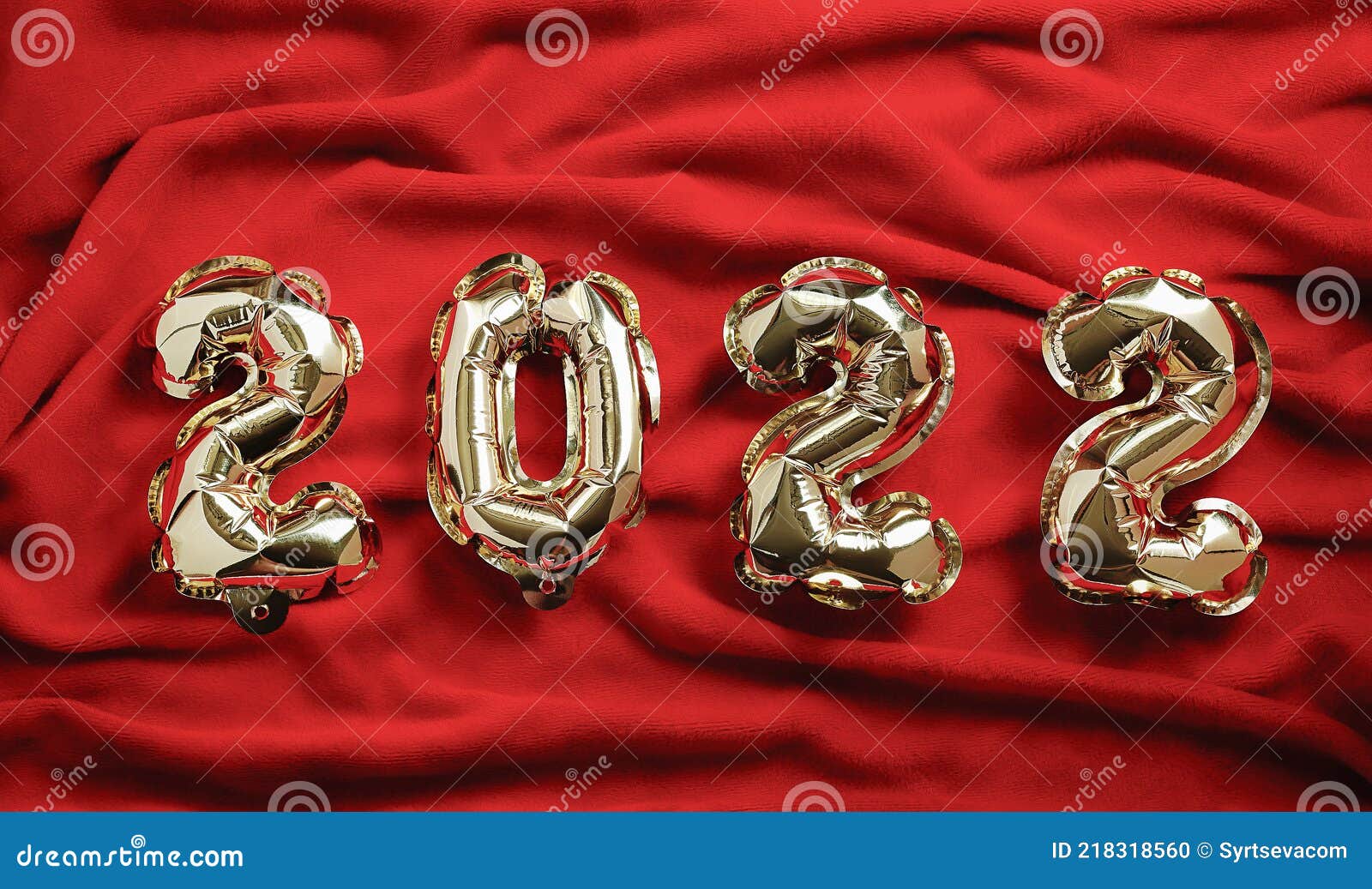 Text 2022 Auf Rotem Hintergrund Frohe Weihnachten Und Frohe Neujahrsgrusse Folienballons Weihnachtskalender Oder Postkarte Stockfoto Bild Von Geschenk Hintergrund 218318560