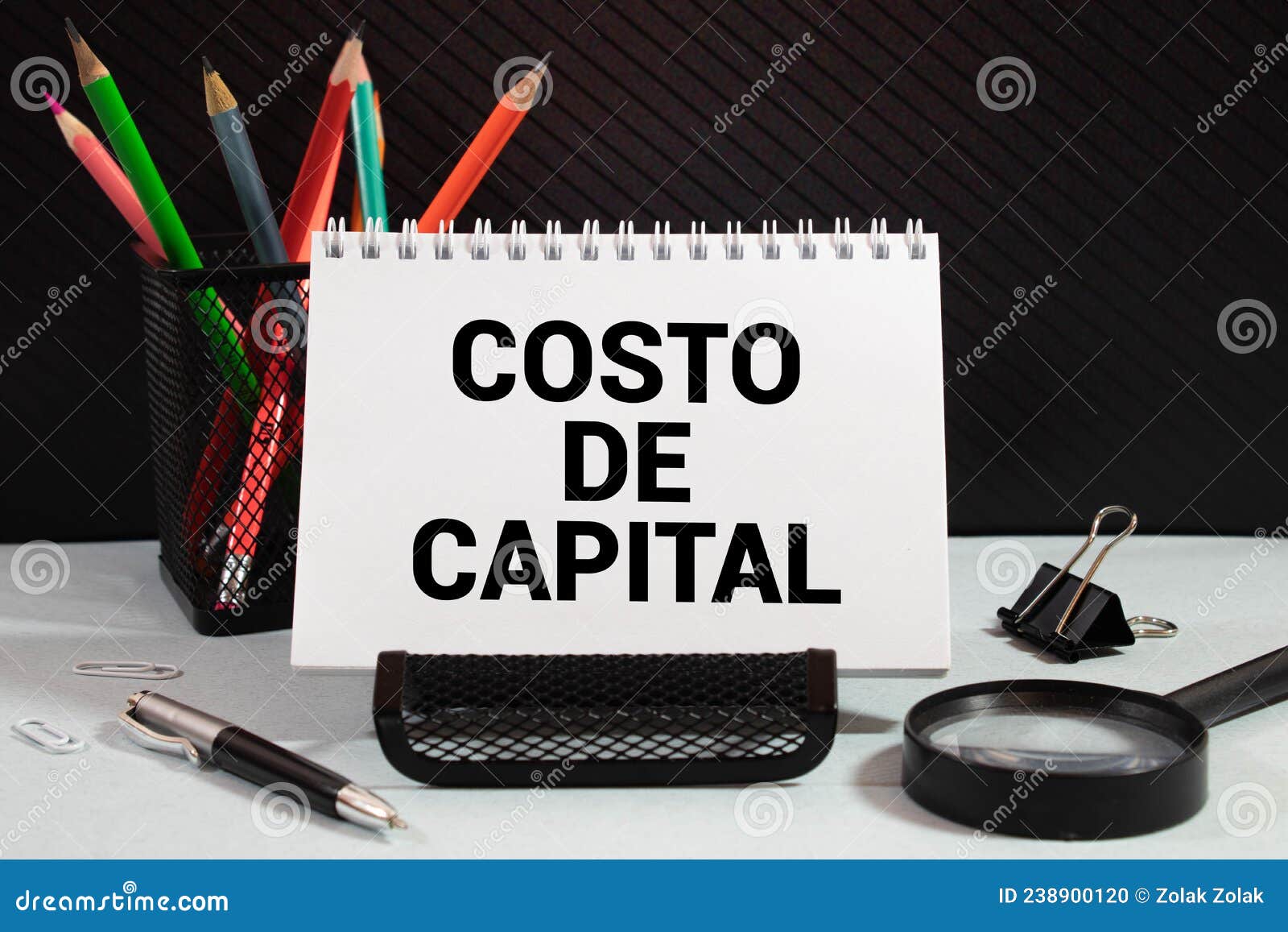 text costo de capital on white paper, business concept