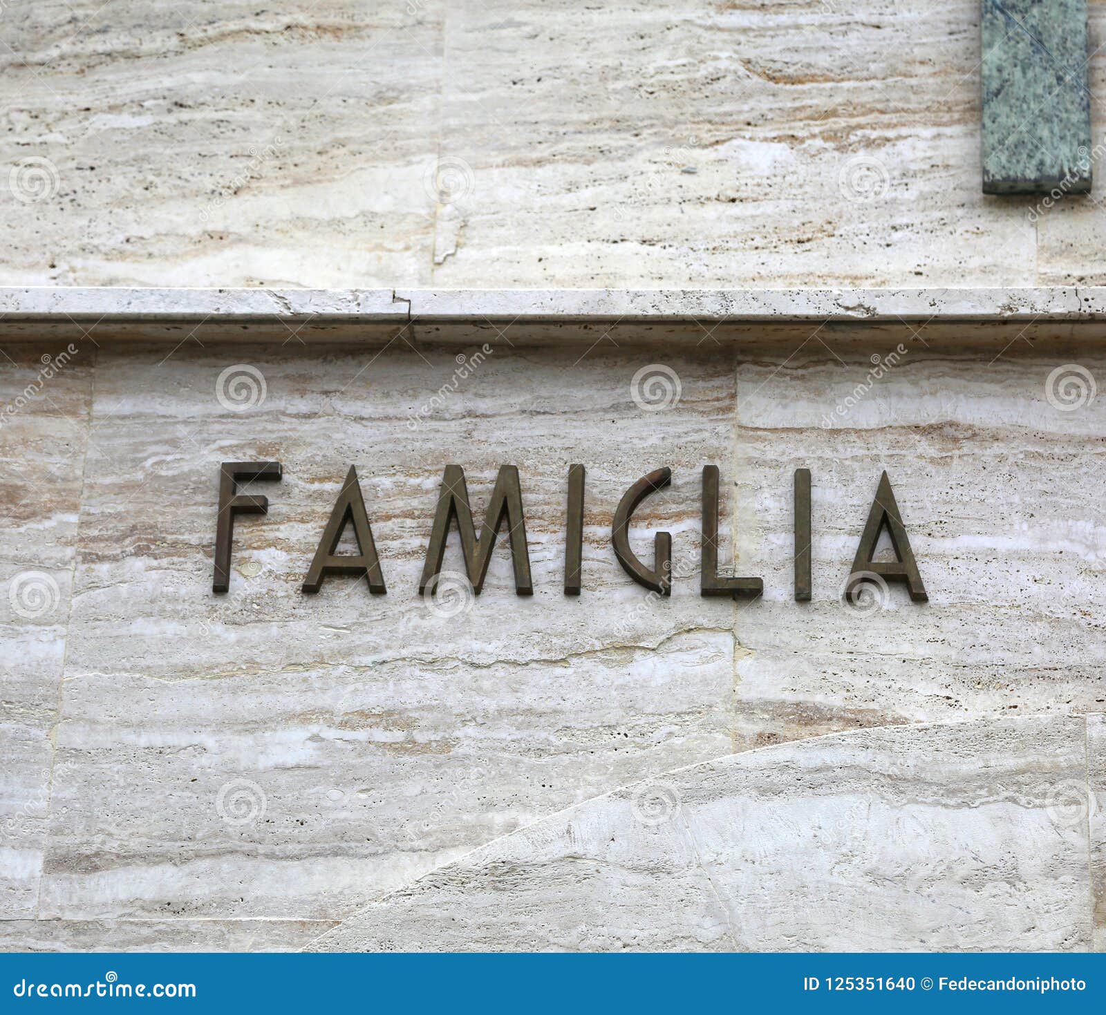 text famiglia that means family in italian language