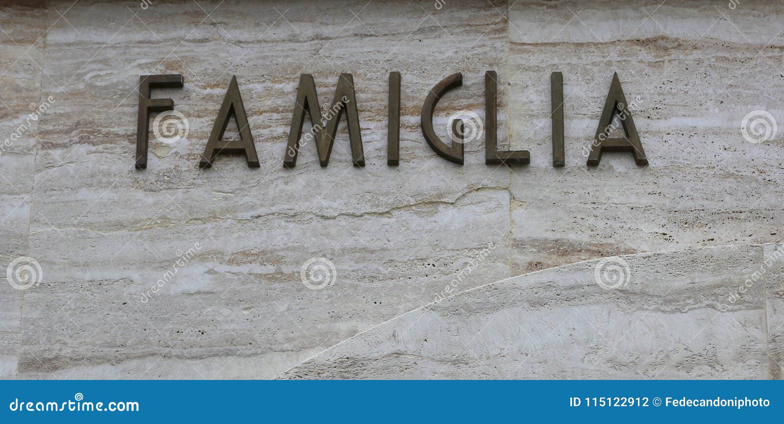 text famiglia that means famiyl in italy language